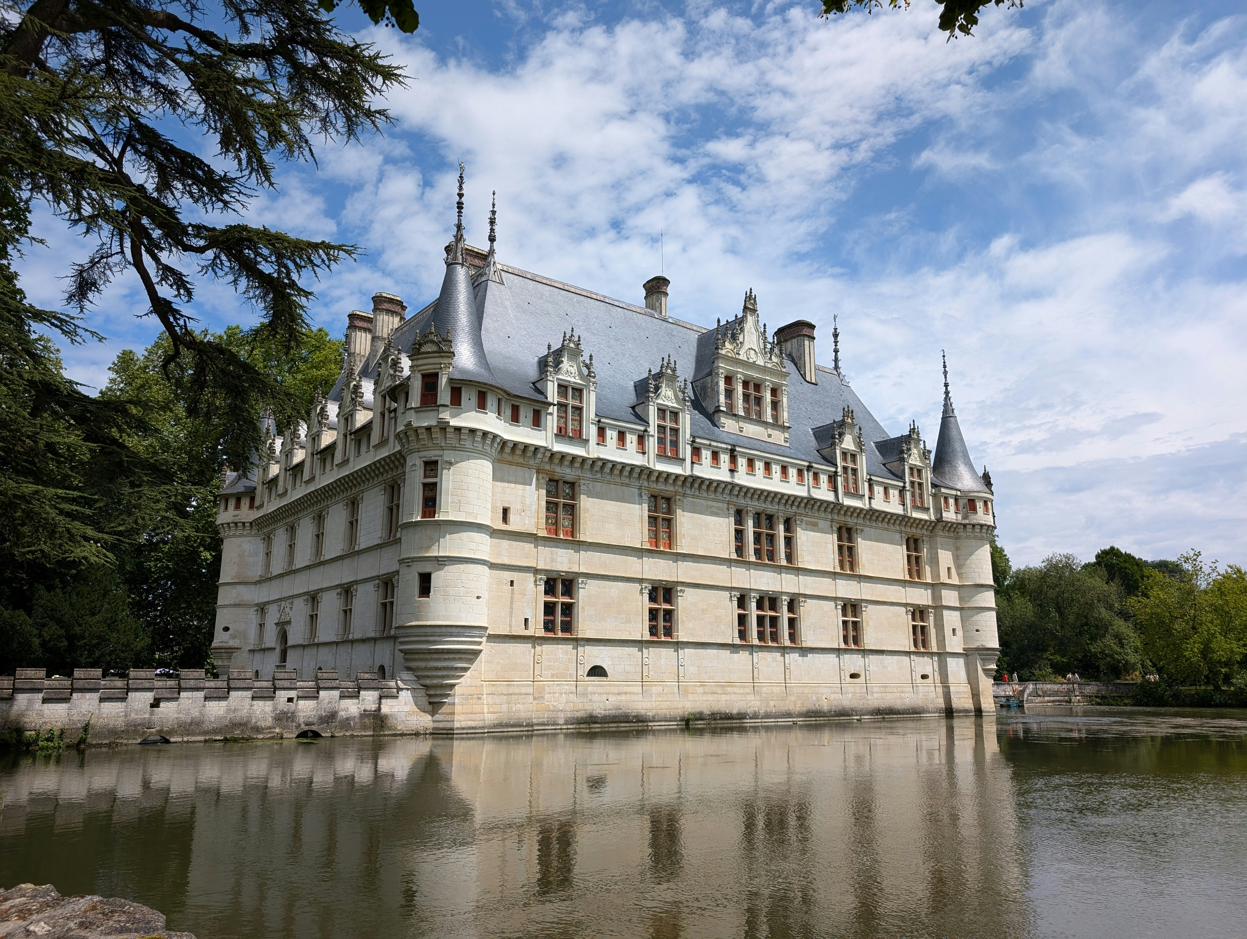 Azay-le-Rideau et son château (France)