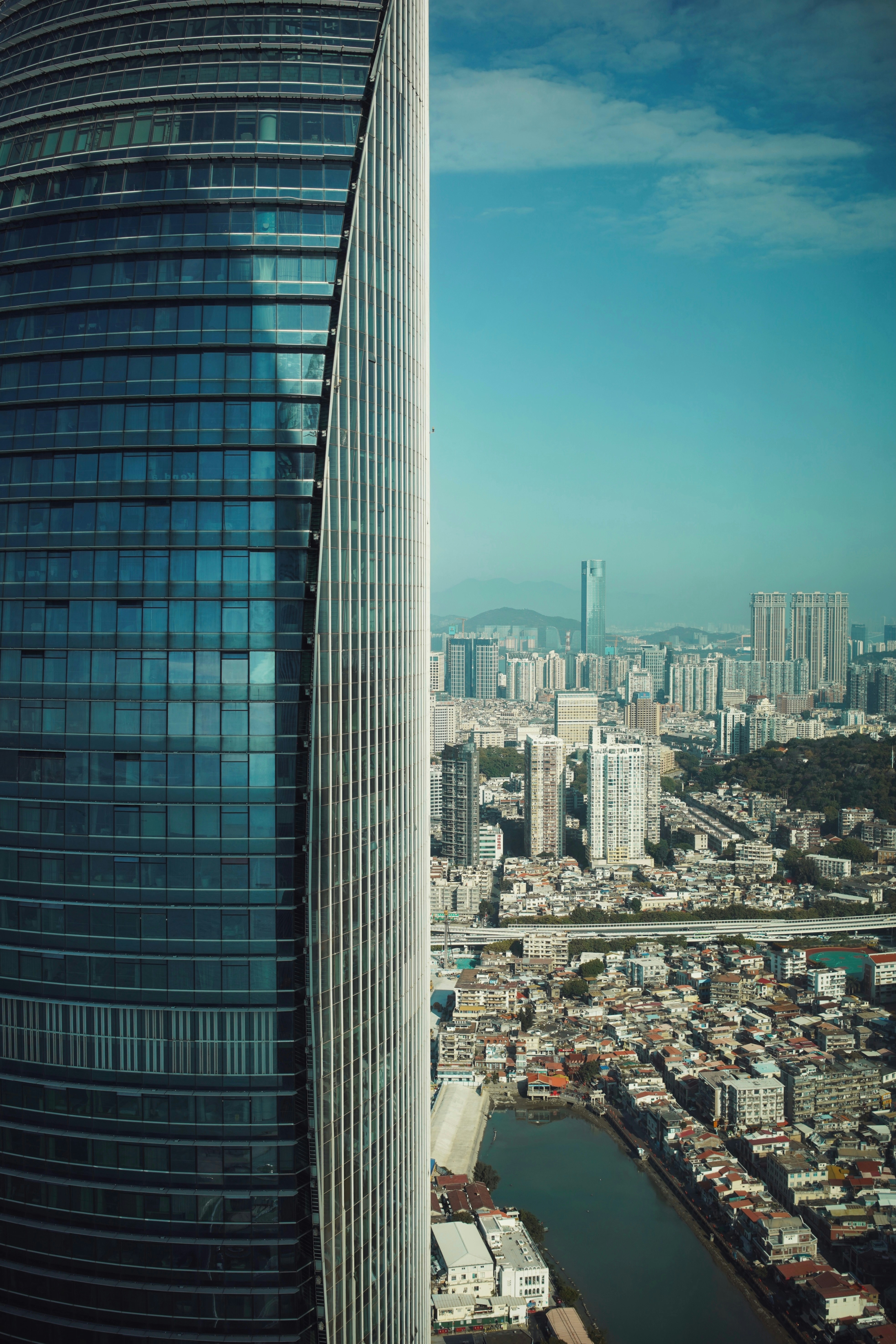 Veduta aerea di una città e di un fiume