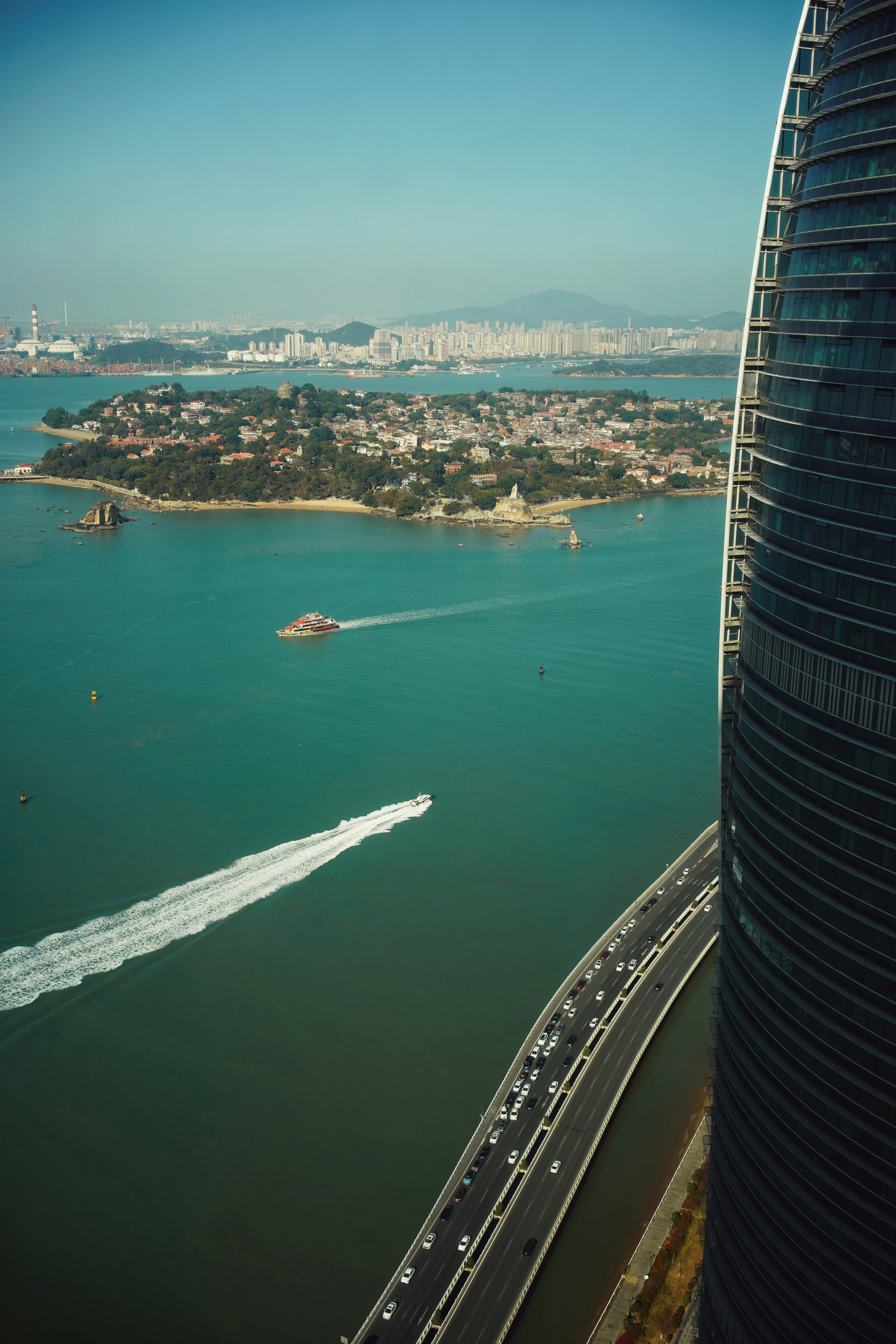 Una veduta aerea di una città e di uno specchio d'acqua