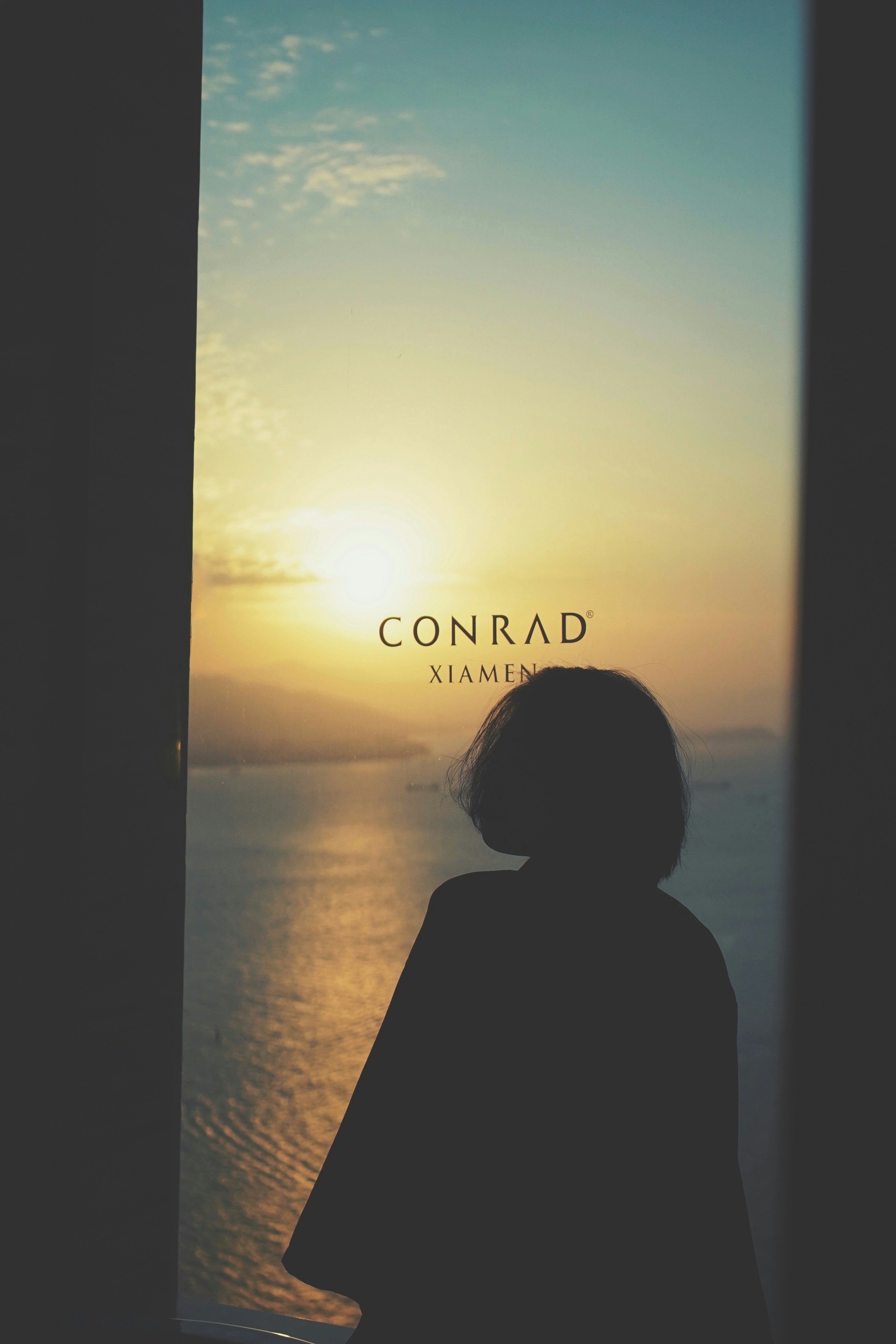 Una persona che guarda fuori da una finestra l'oceano