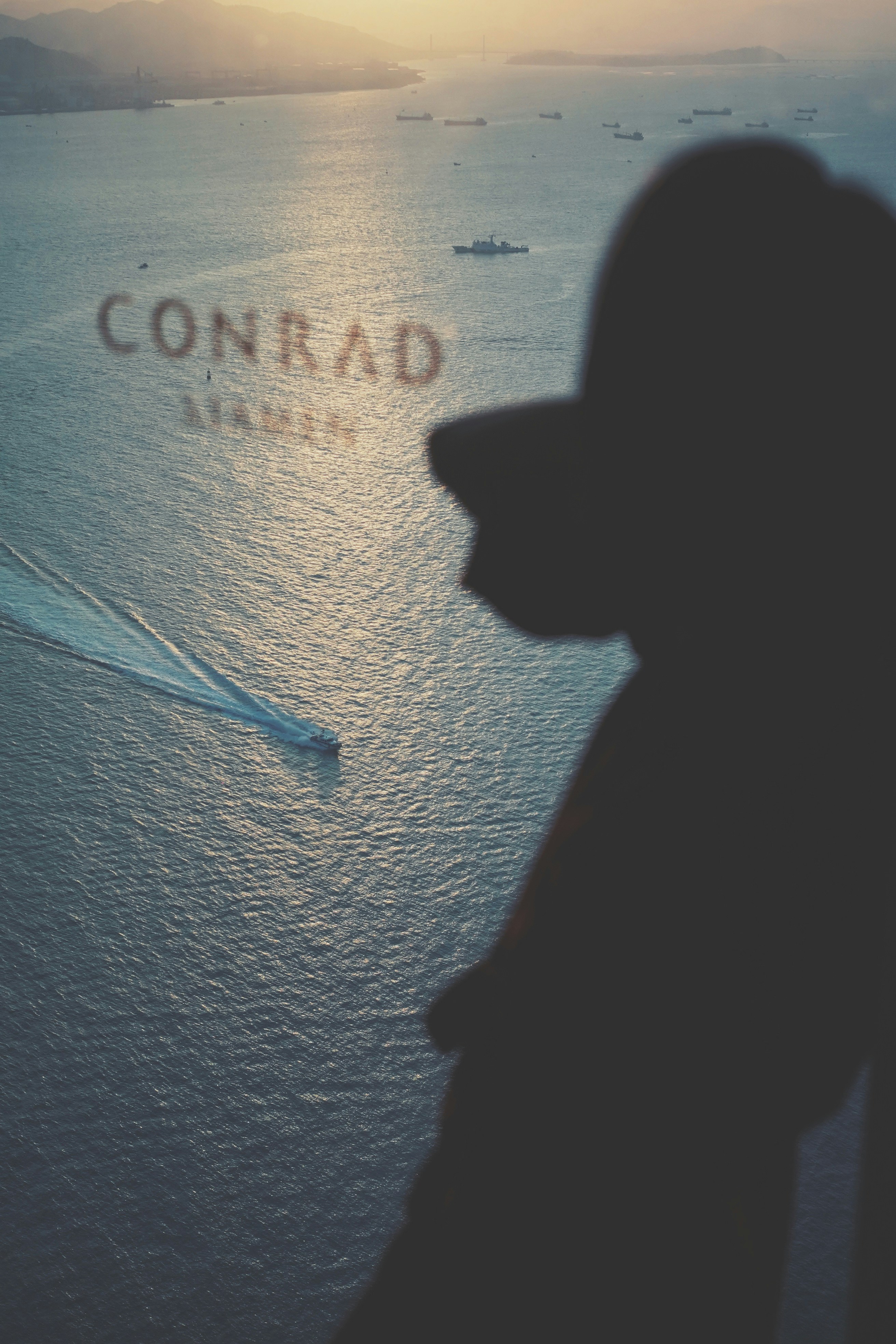 Una persona che indossa un cappello che guarda l'oceano