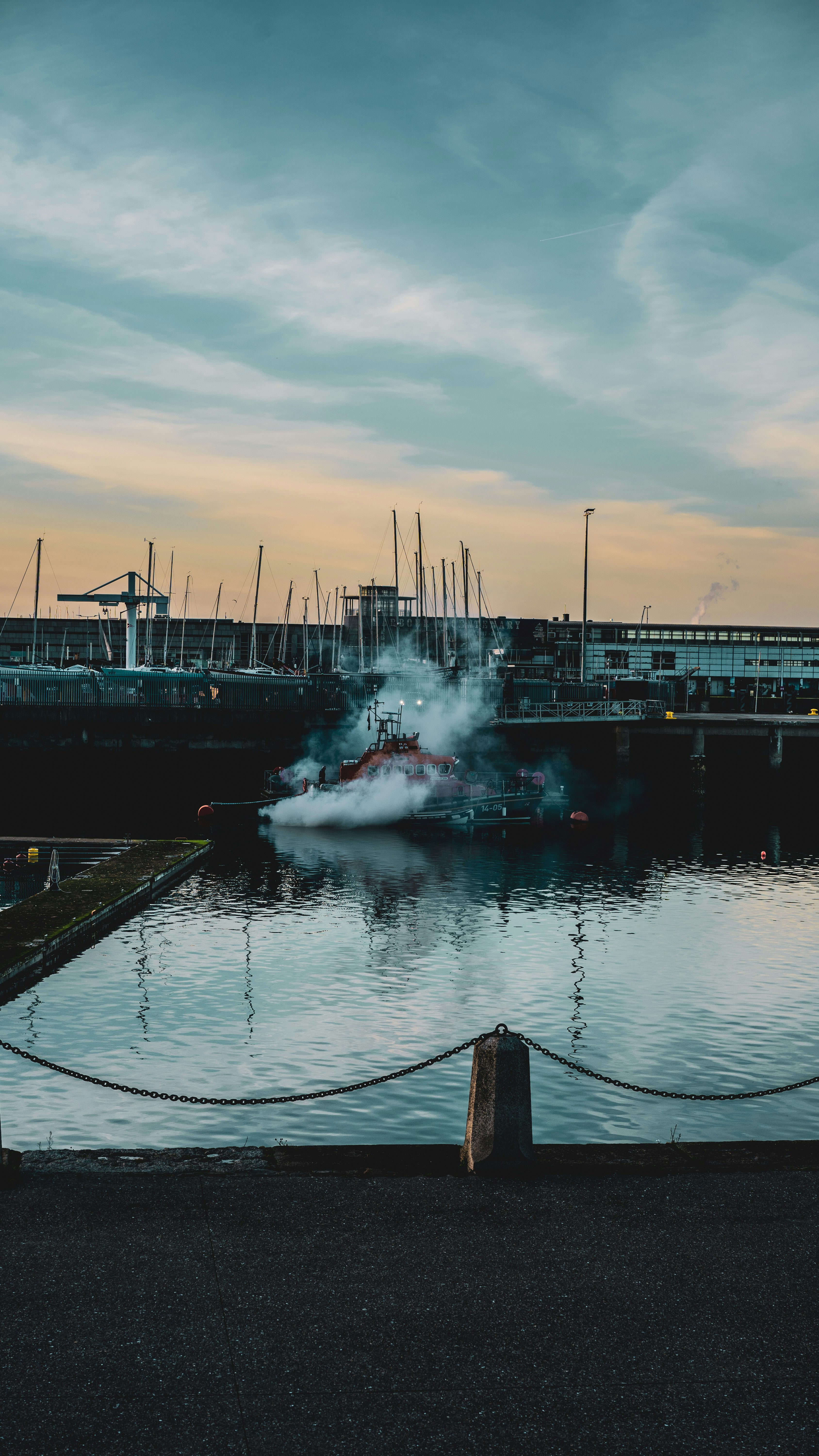 Ein großes Gewässer mit einem Boot darin