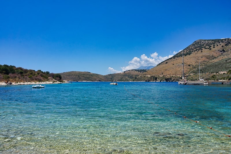 Botes en la costa albanesa en Albania
