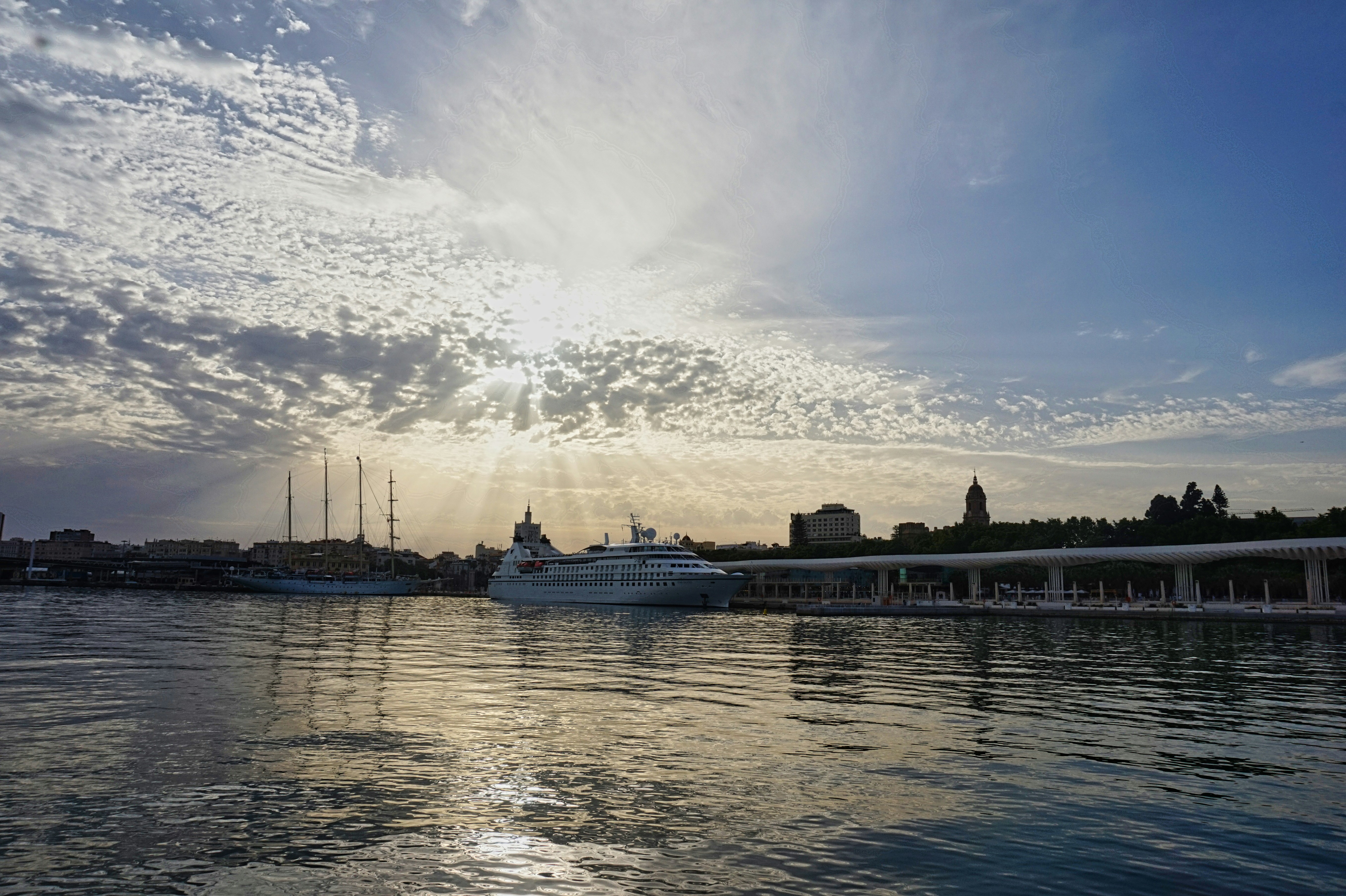 Ein großes Gewässer mit einem Boot in der Ferne