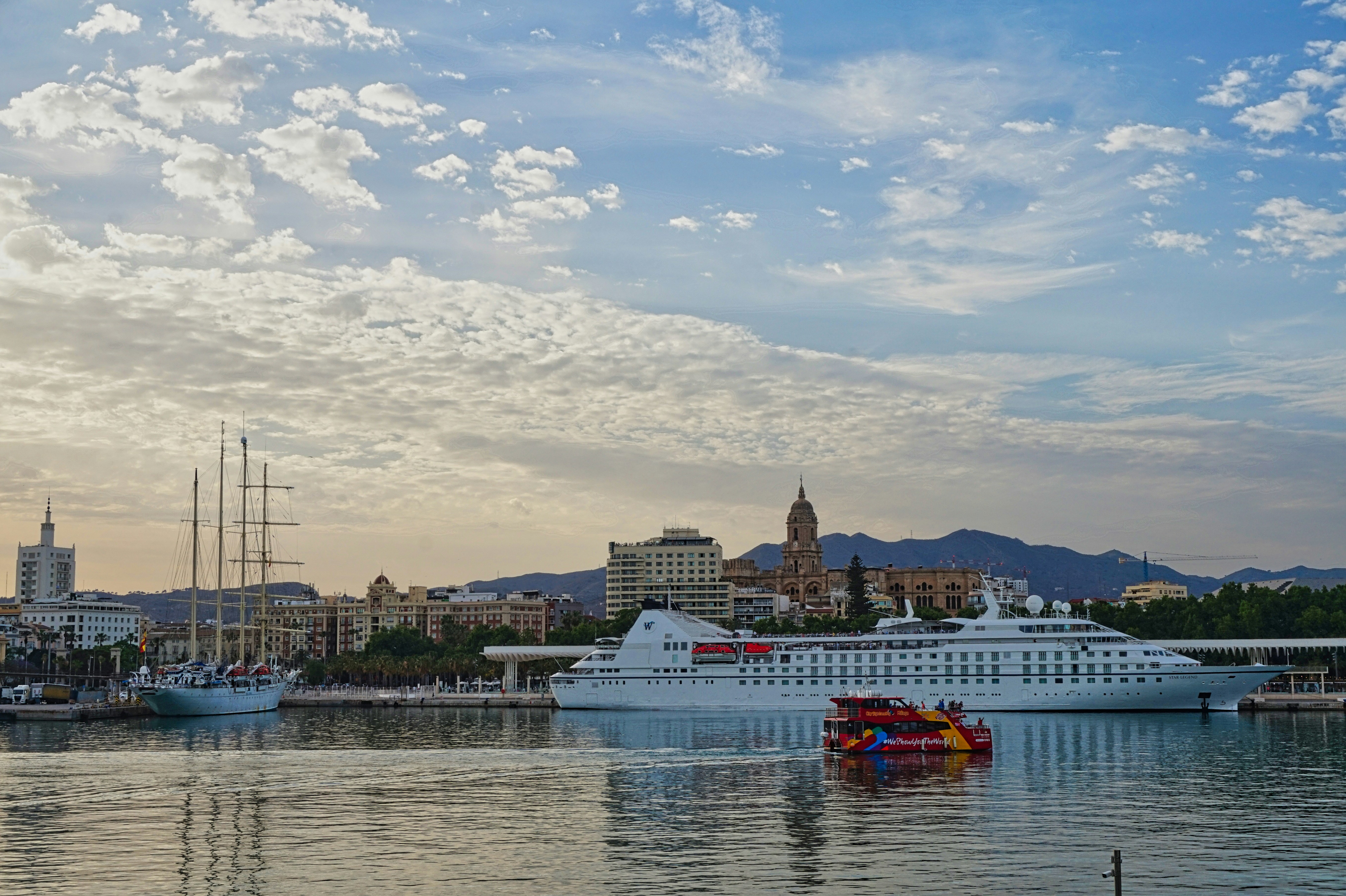 Ein Kreuzfahrtschiff in einem Hafen mit einer Stadt im Hintergrund