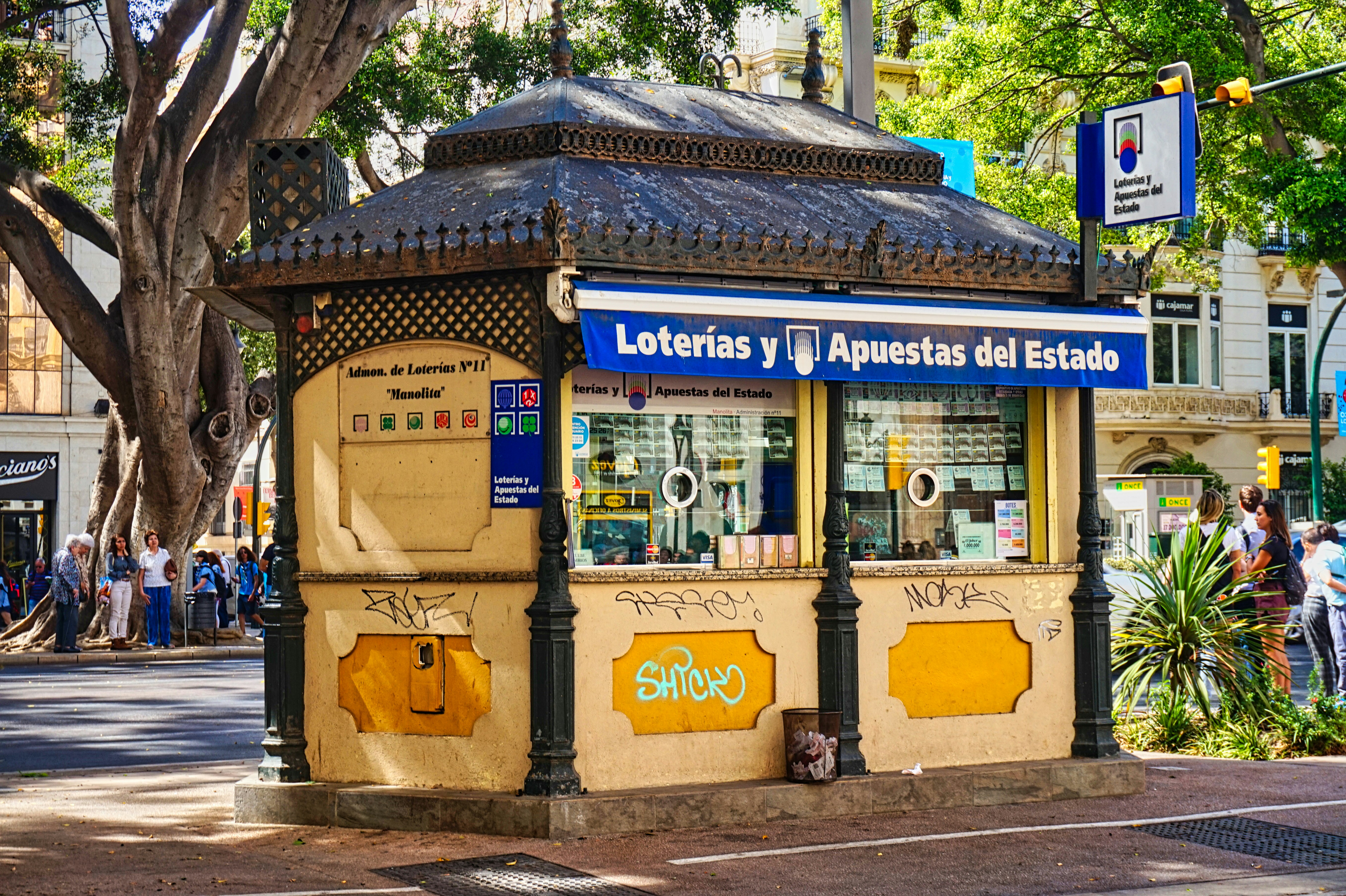 Bolas de lotería de Navidad representando los diferentes premios para invertir en movilidad eléctrica