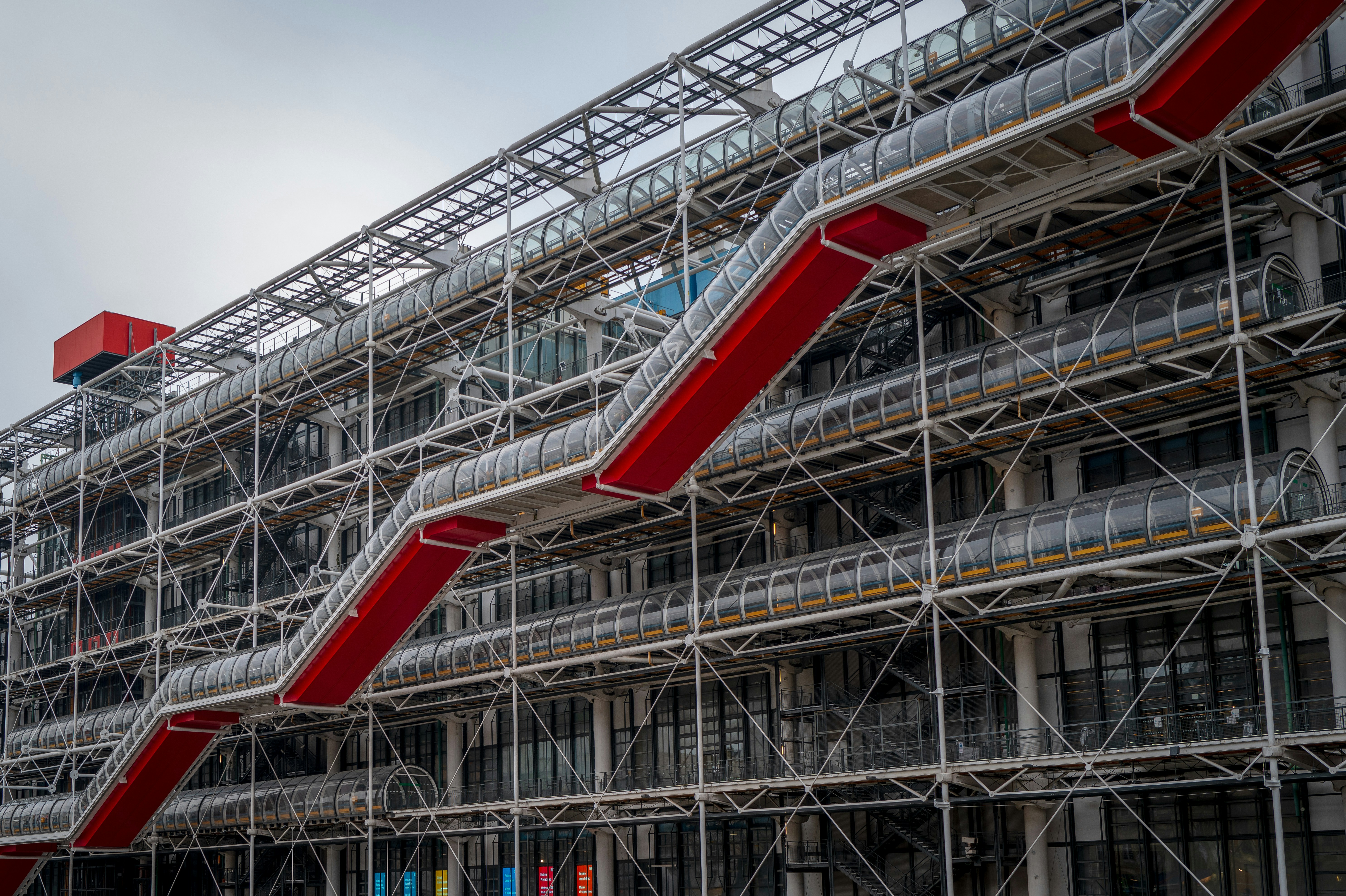 Un grand bâtiment avec beaucoup d’échafaudages autour de lui