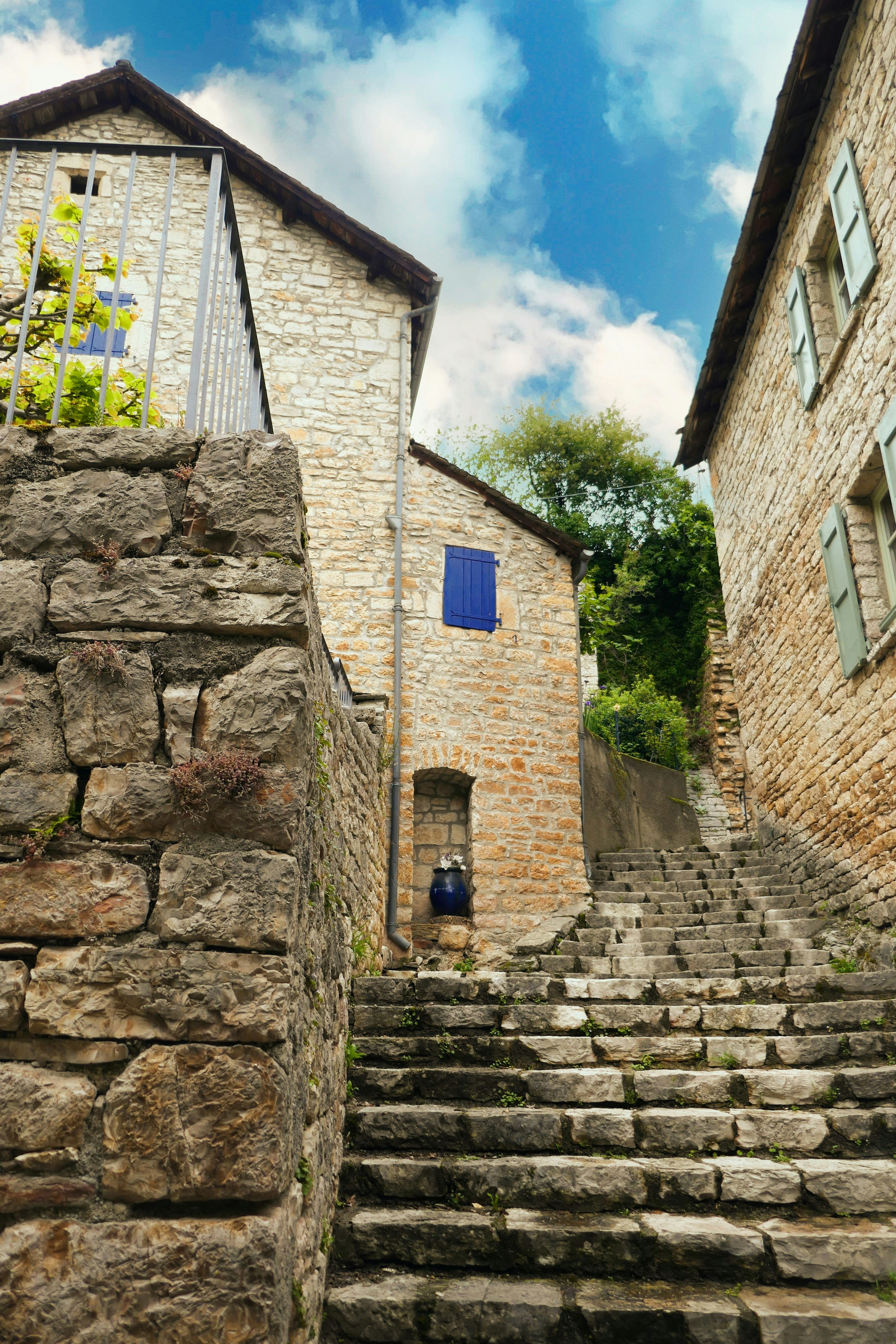 A set of stone steps leading up to a building photo – Free City Image ...