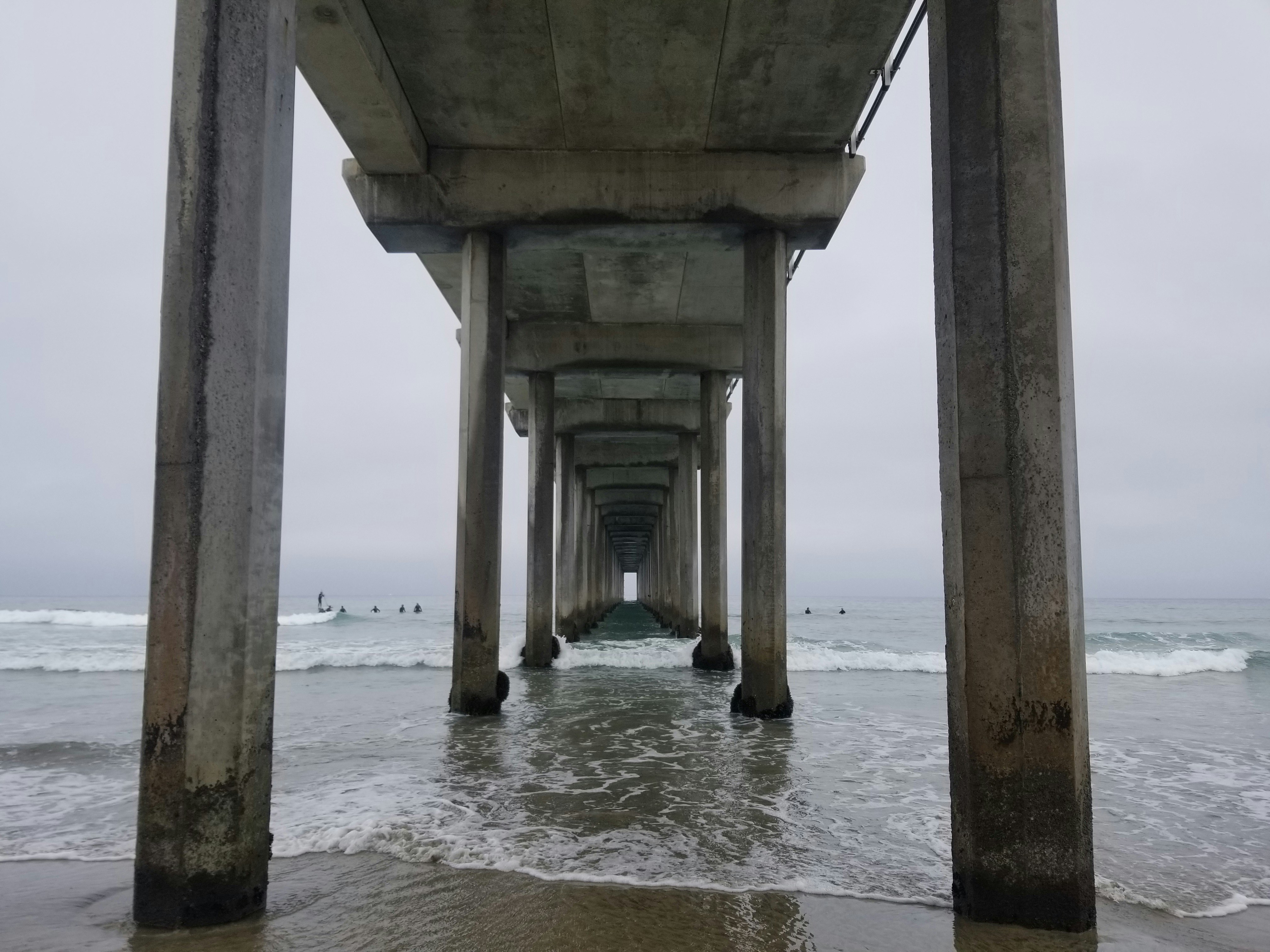 Une vue du dessous d’une jetée sur la plage
