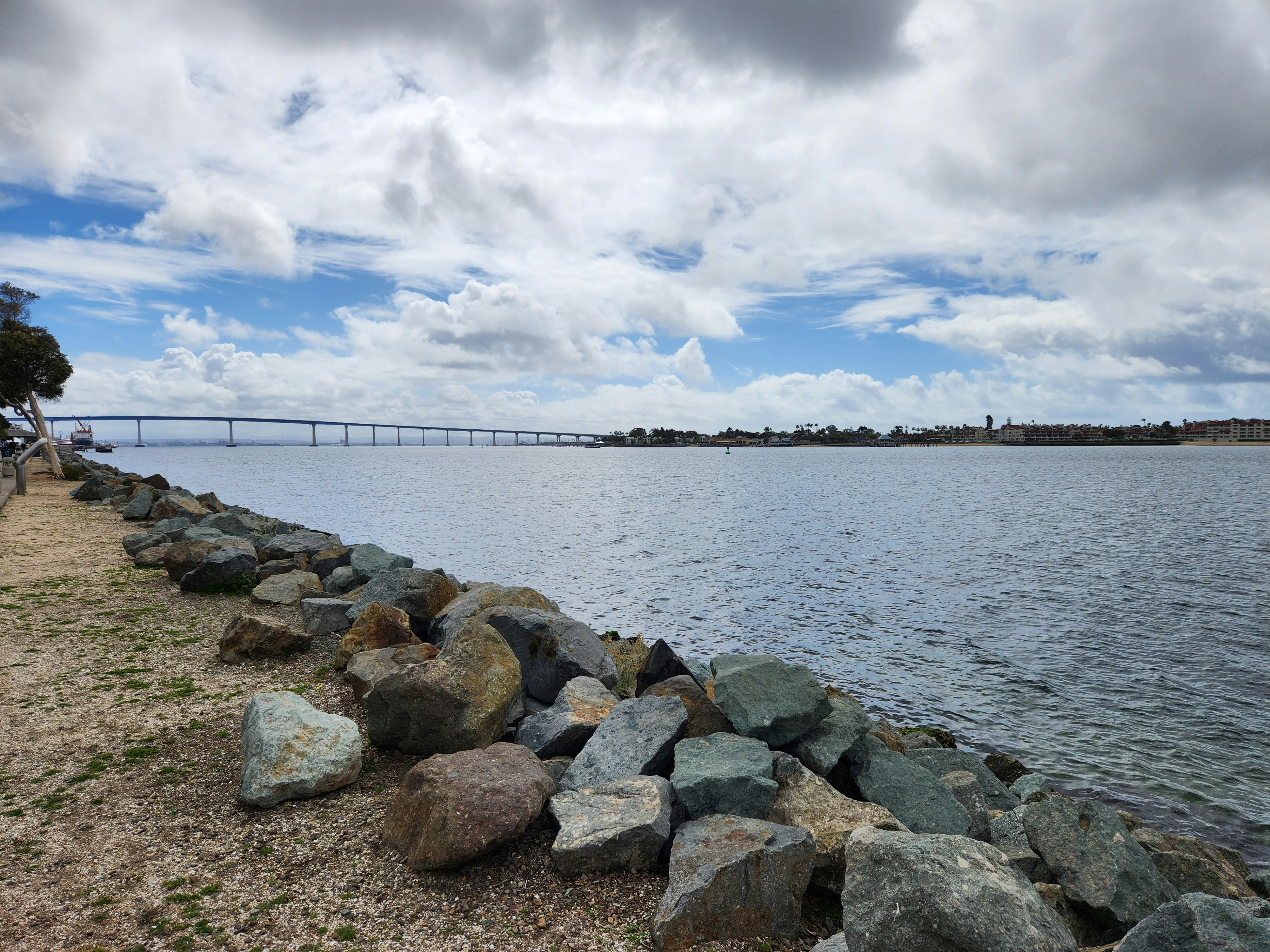 Un grand plan d’eau avec un pont en arrière-plan