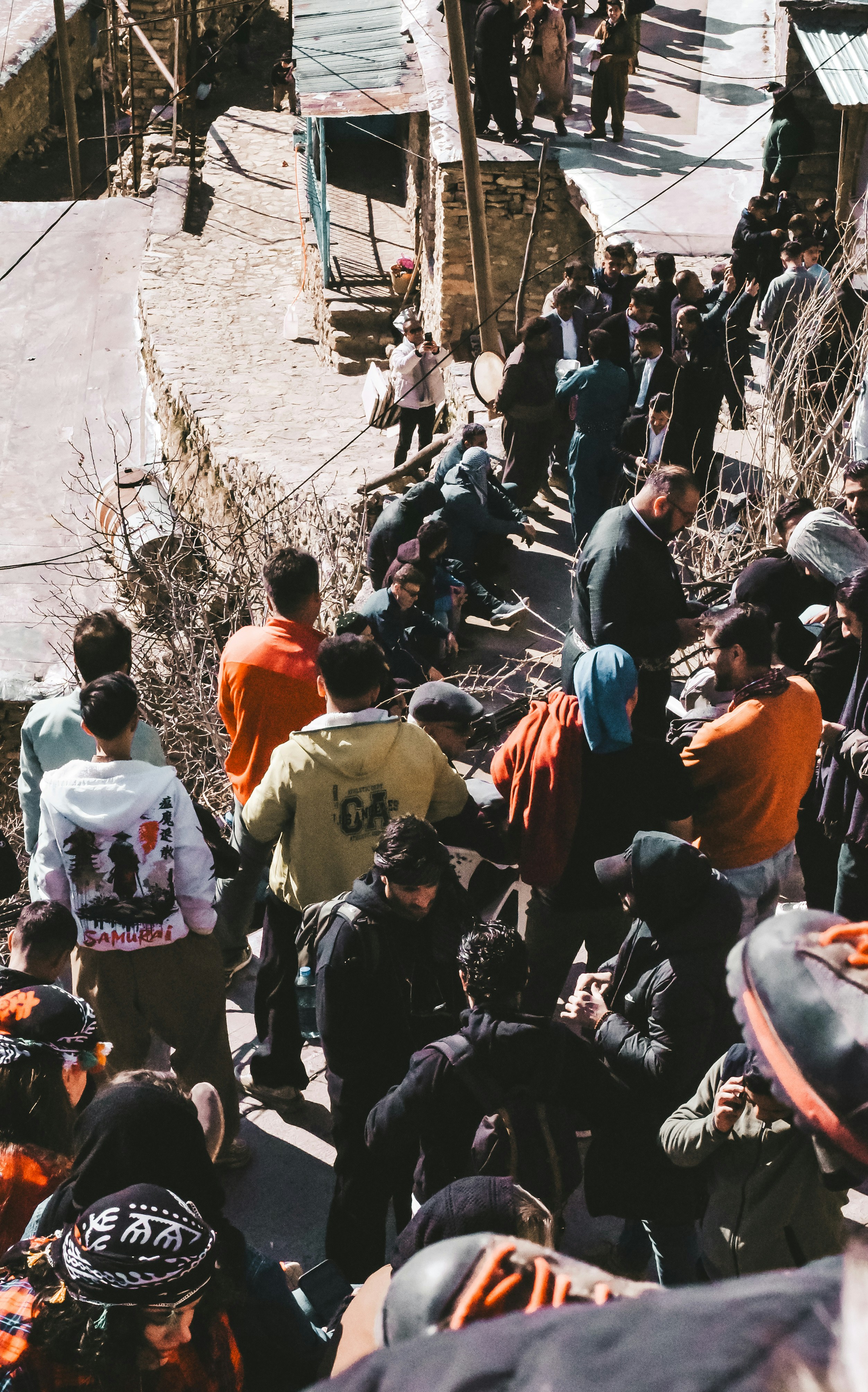 A group of people walking up a steep hill photo – Free Pirshlyar Image ...