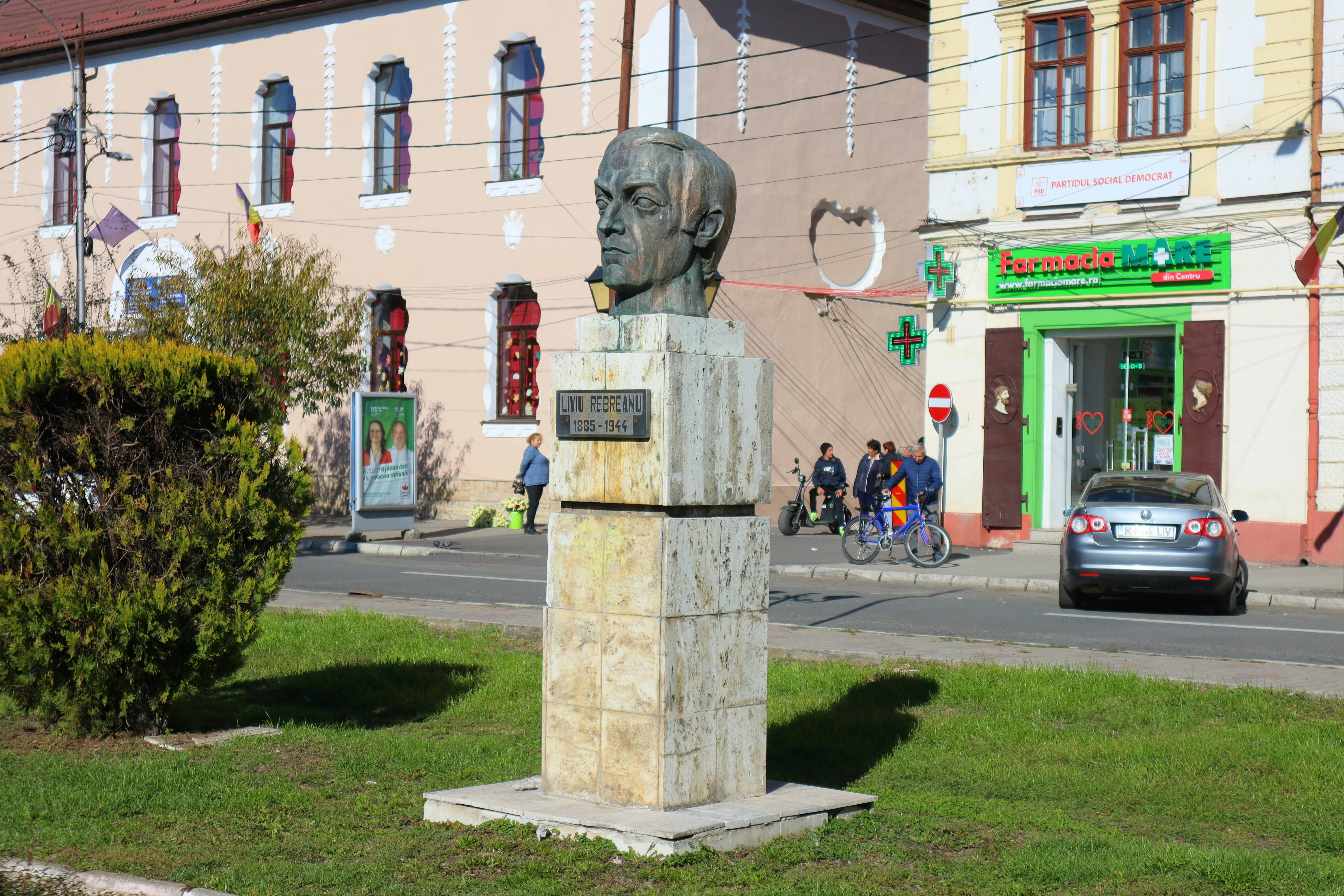 A statue of a man in front of a building