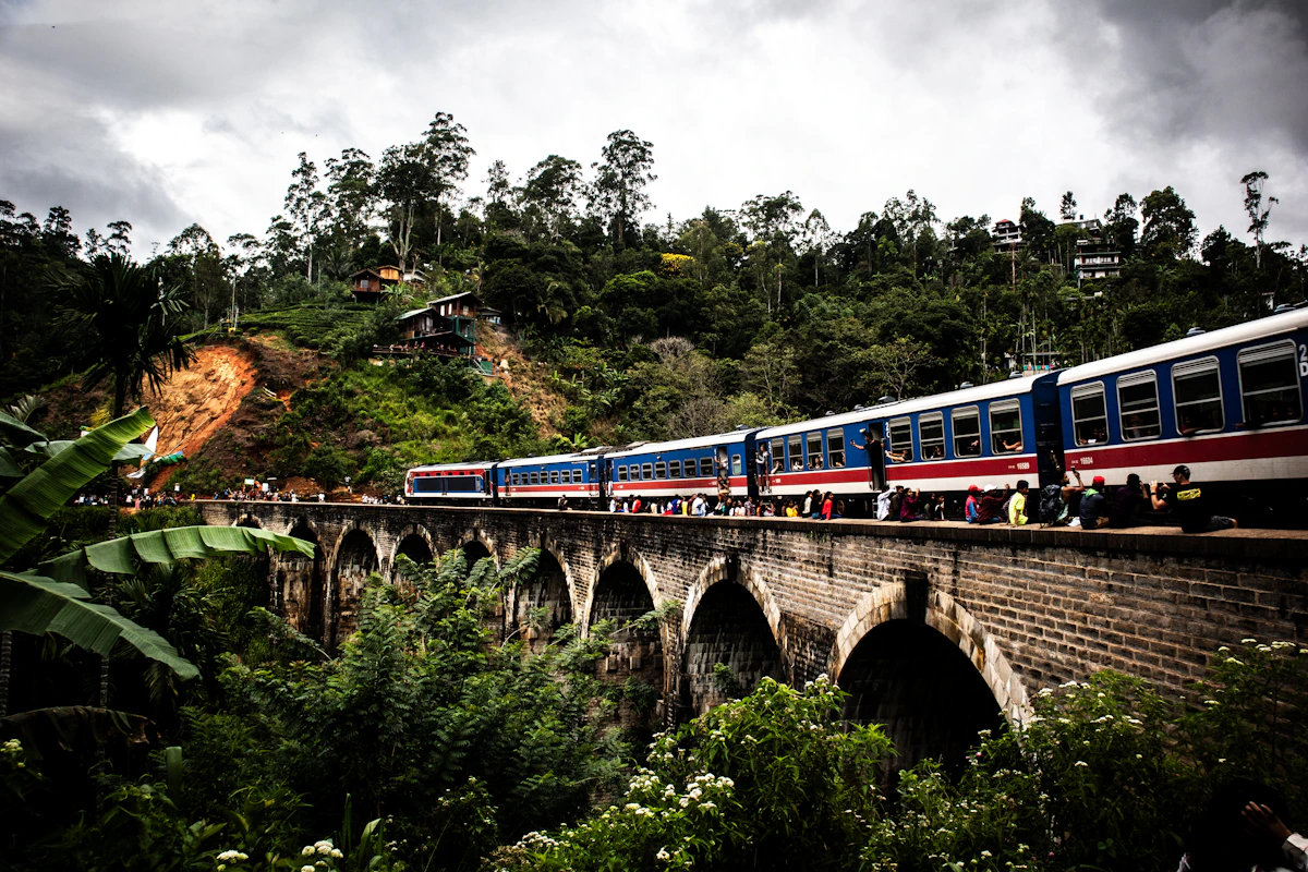 Train crossing Nine Arch Bridge in Ella