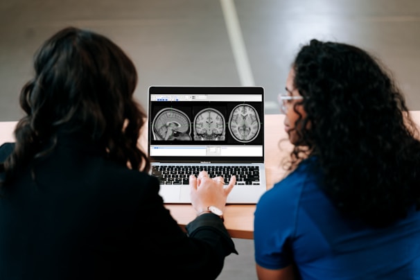 Consulta con neurólogo especializado en trastornos neurológicos
