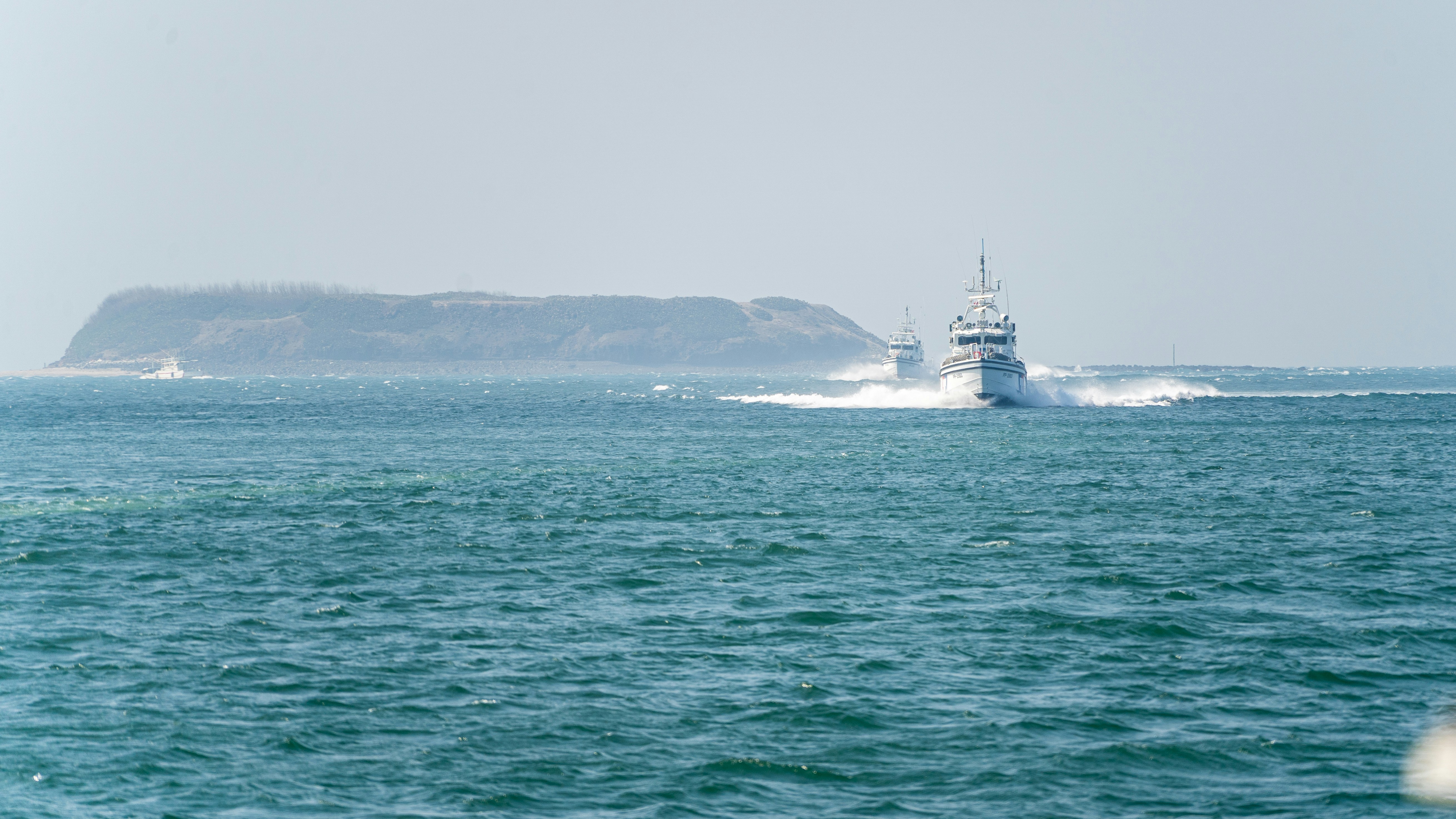 A small boat in the middle of a large body of water photo – Free Sea ...