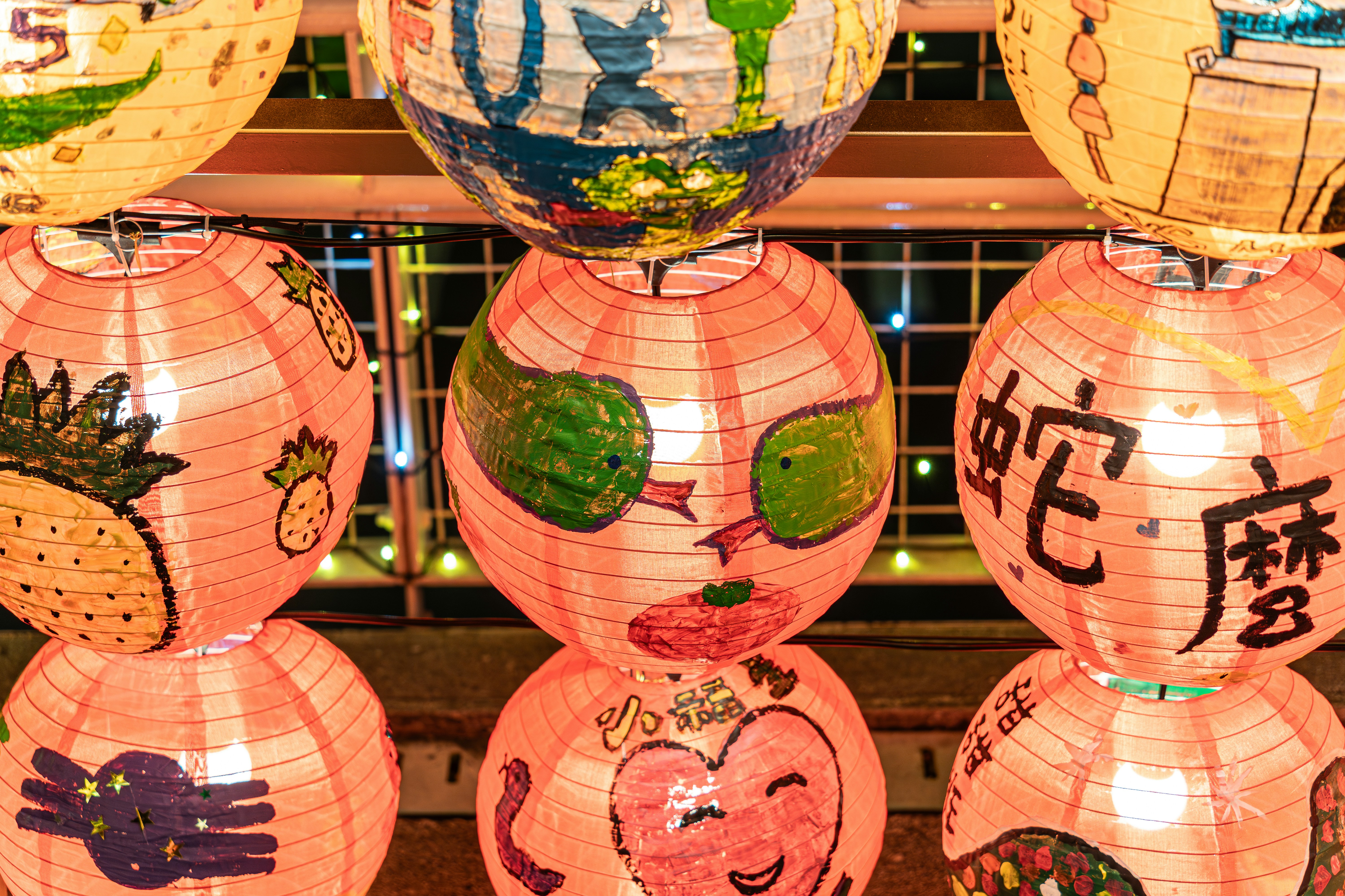 アジアの文字が描かれた提灯の群れ
