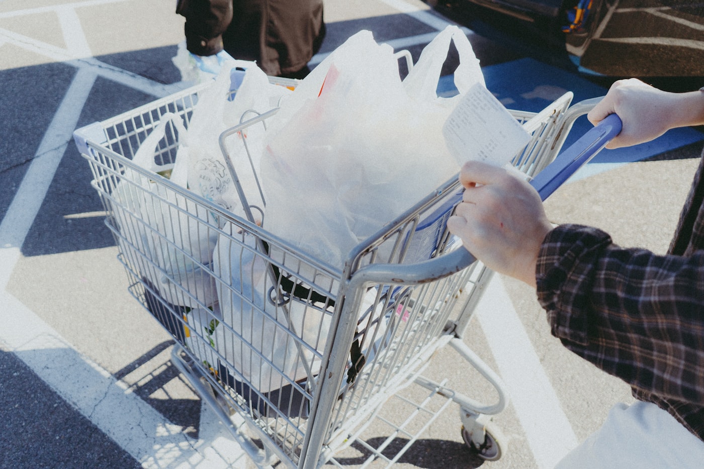 Einkaufswagen als Symbol für digitale Entscheidungen