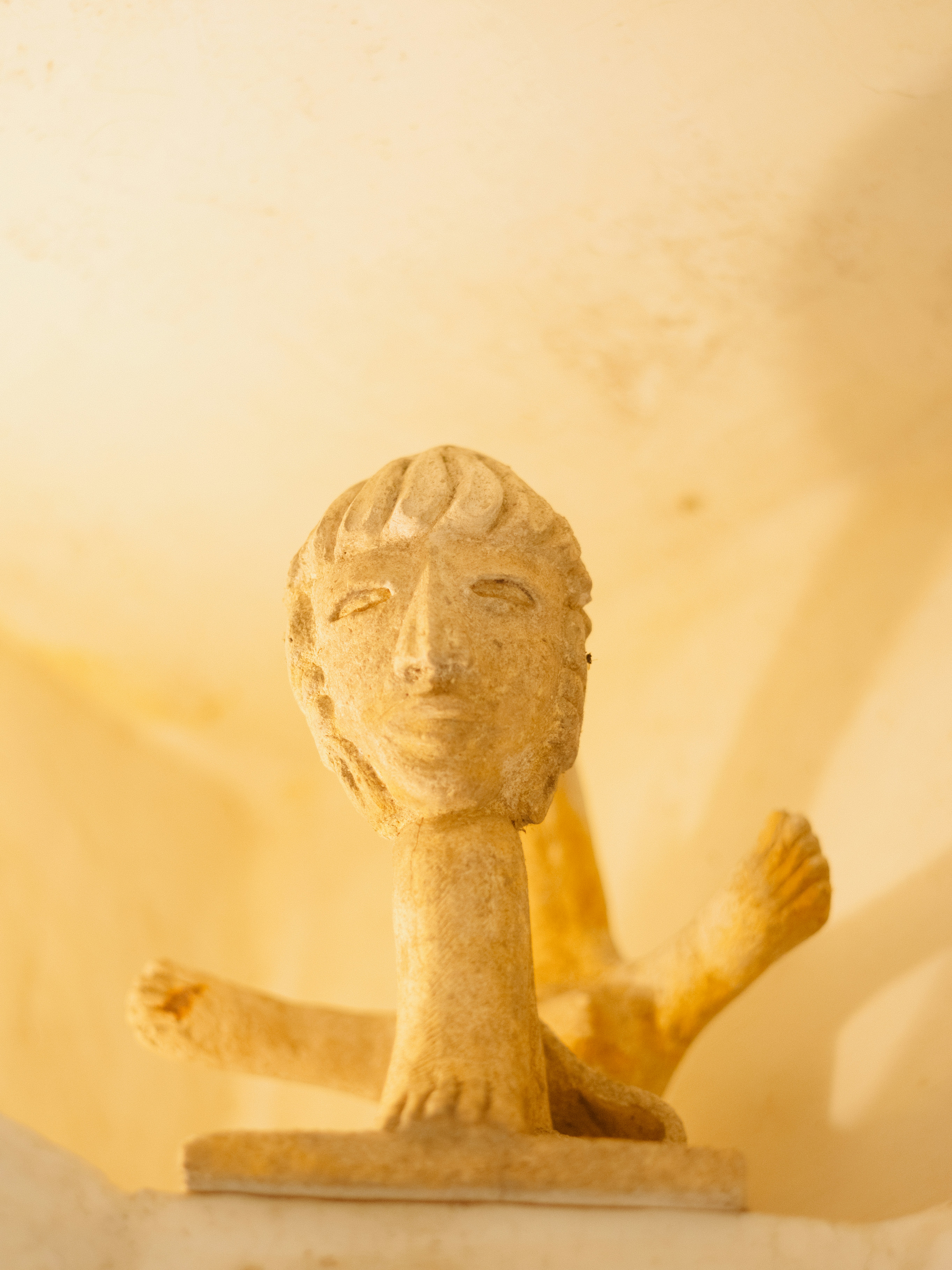 Eine Statue einer Frau, die auf einem Regal sitzt