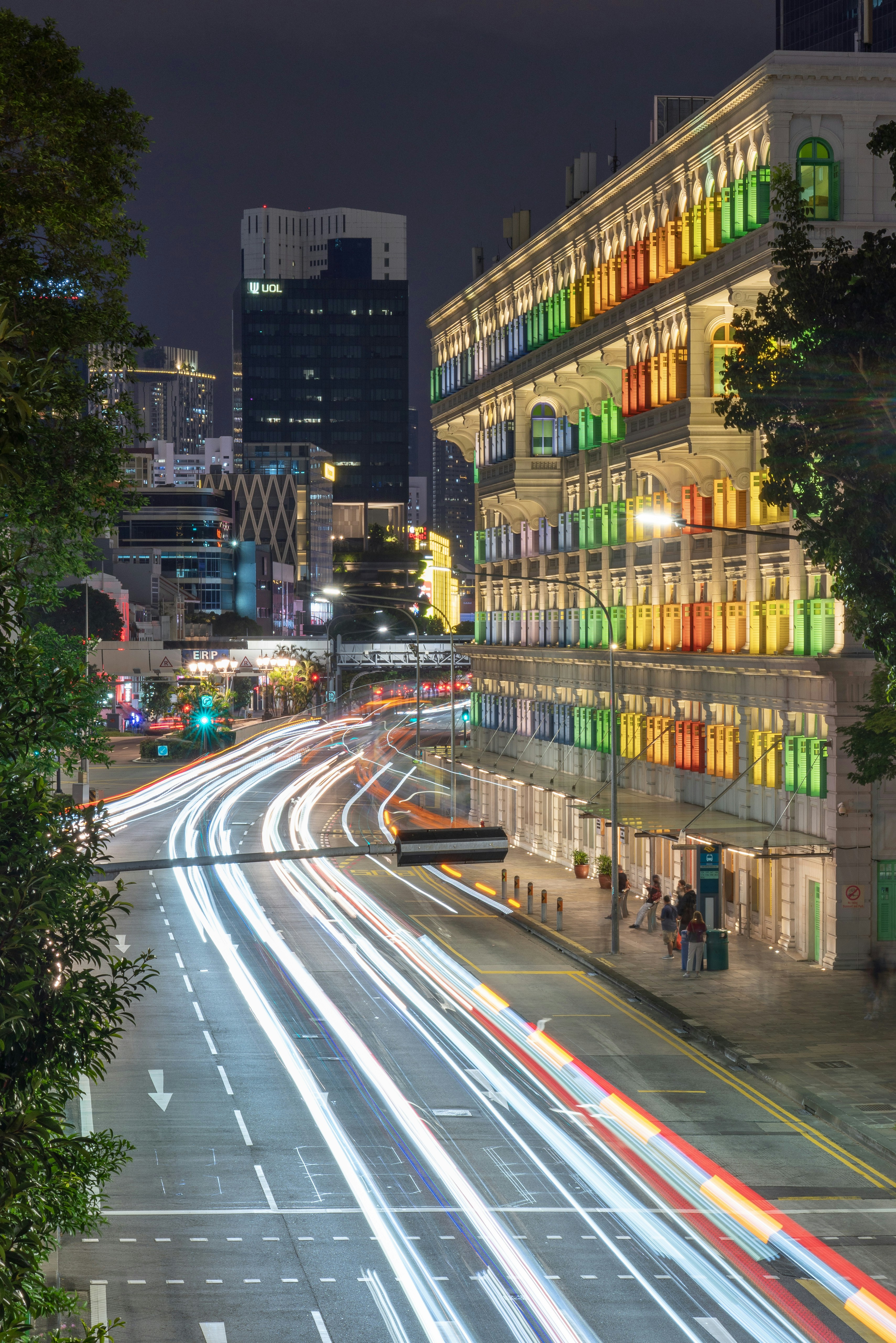 고층 건물 옆의 교통량이 많은 도시 거리