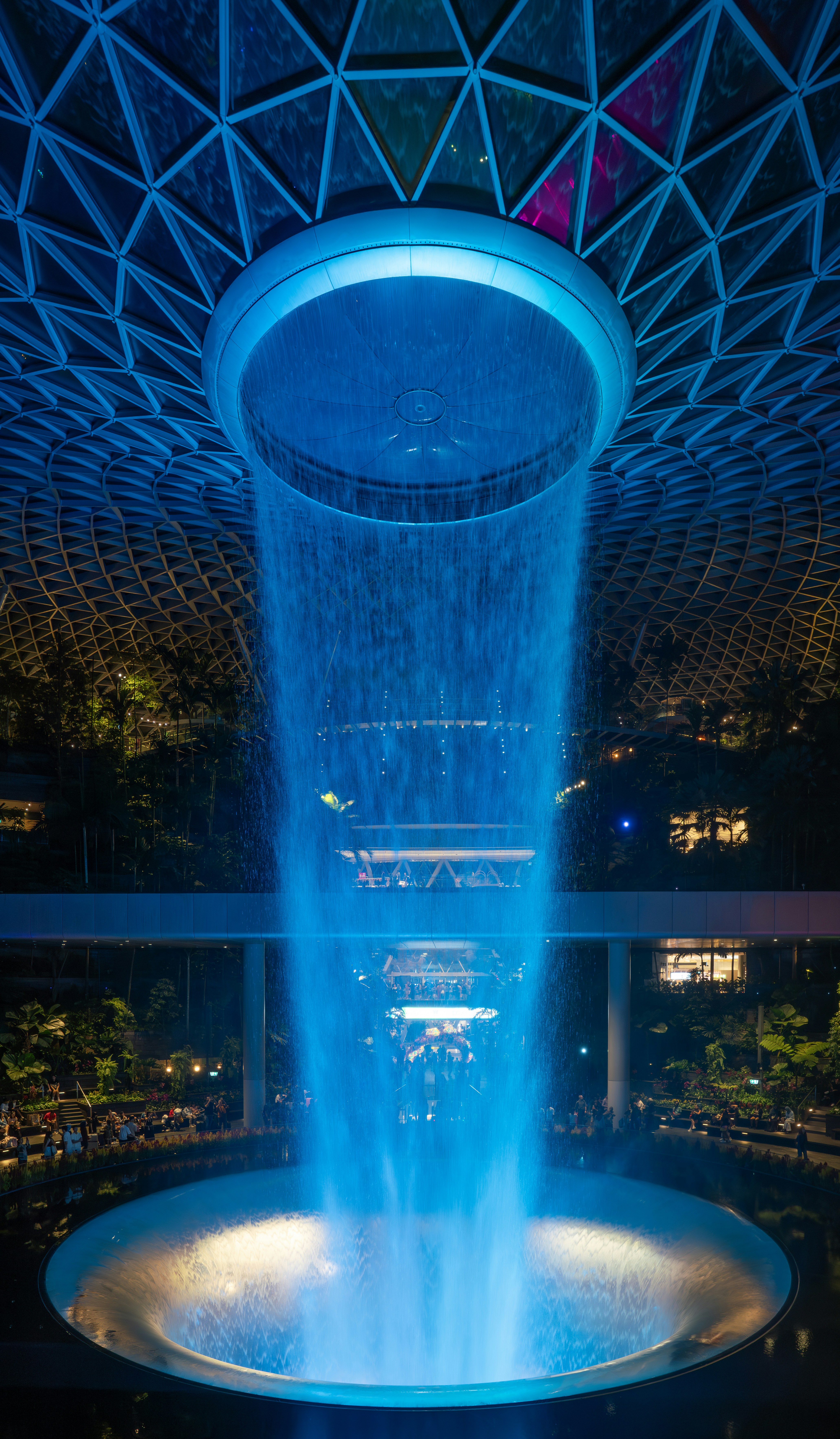 건물 한가운데에 있는 분수