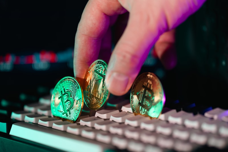 Hände an einer Tastatur für Videoschnitt