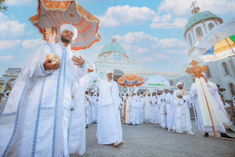 Une procession religieuse en habits blancs