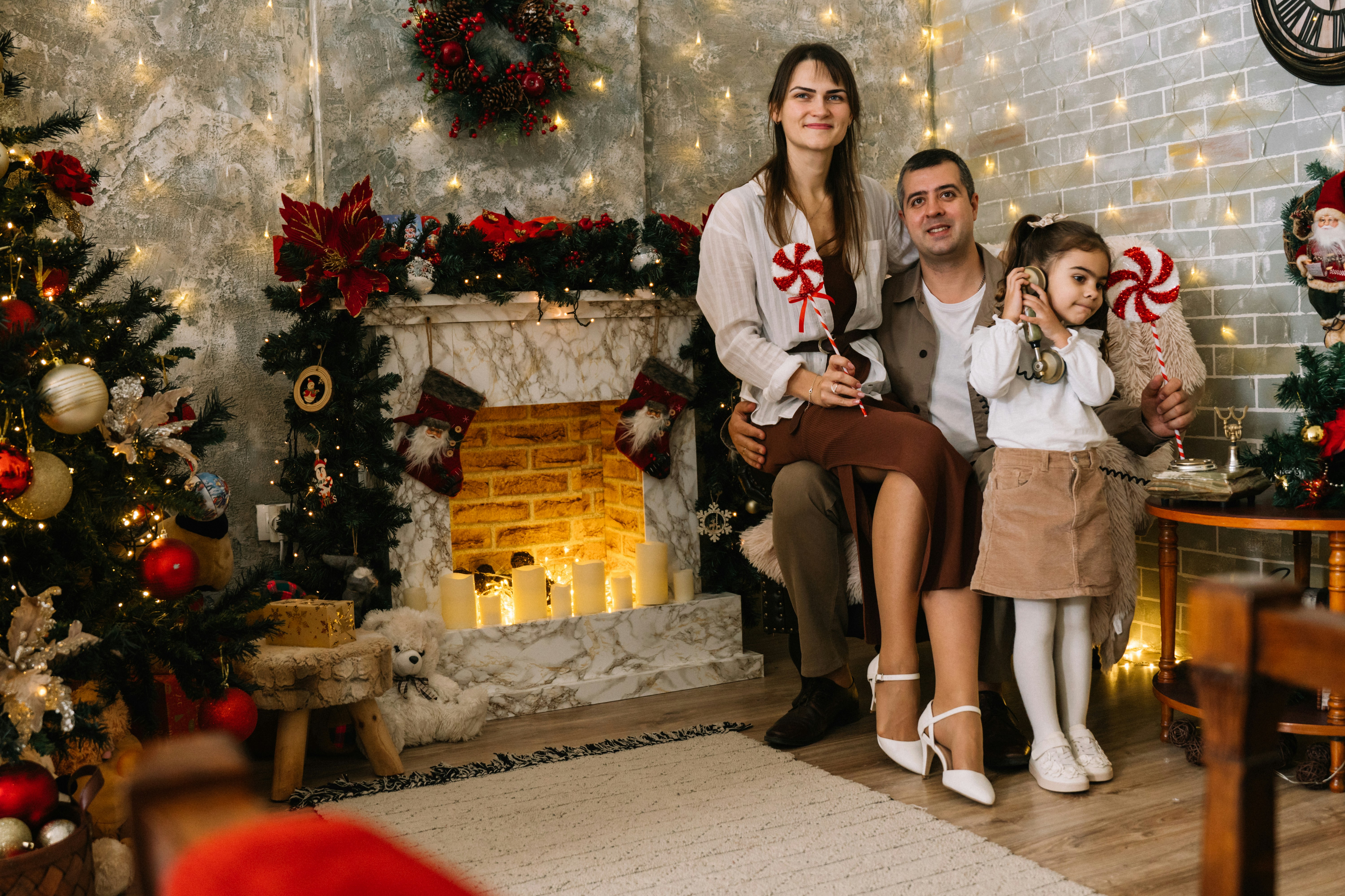クリスマスツリー前のグループ写真 クリスマスツリーの前で写真を撮っている人々のグループの写真