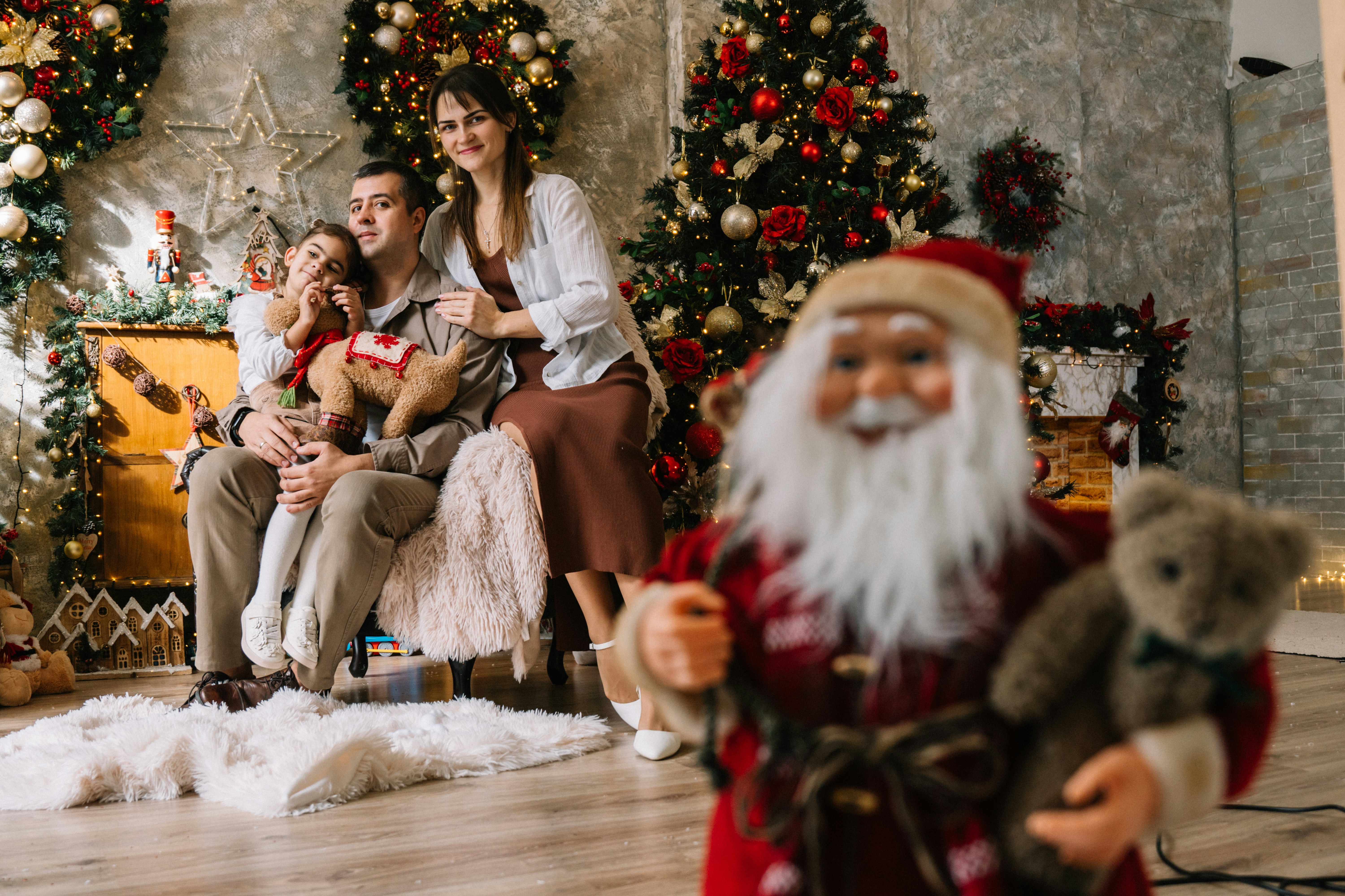 クリスマスツリーの前で写真を撮っている人々のグループの写真