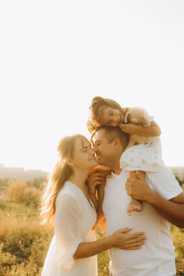 Famille en extérieur coucher du soleil en Île-de-France avec enfant sur les épaules de son père