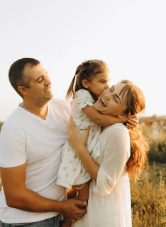 Photographe famille Essonne moment de complicité entre une maman, un papa et leur enfant