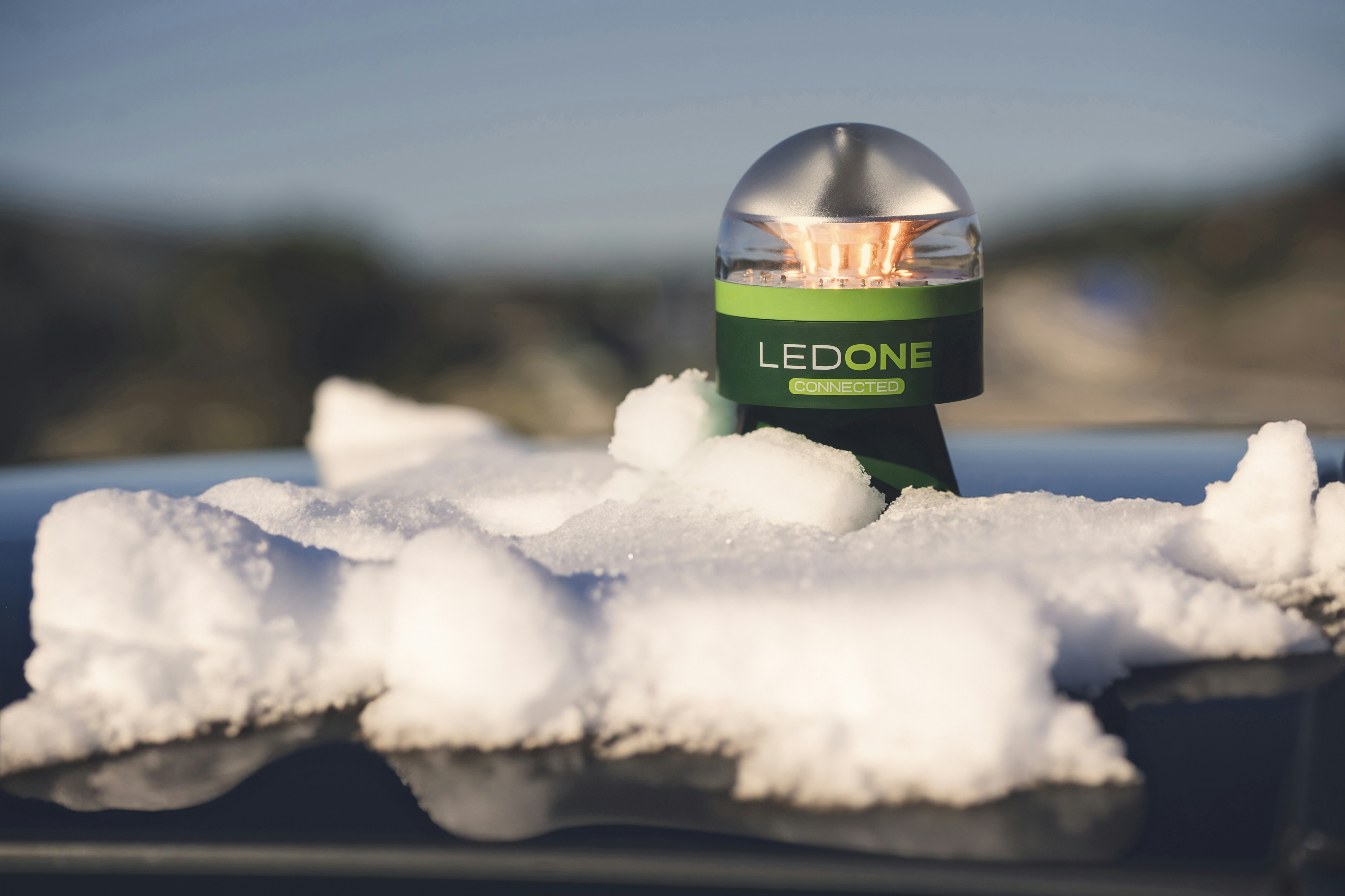 Un parquímetro cubierto de nieve en un aparcamiento