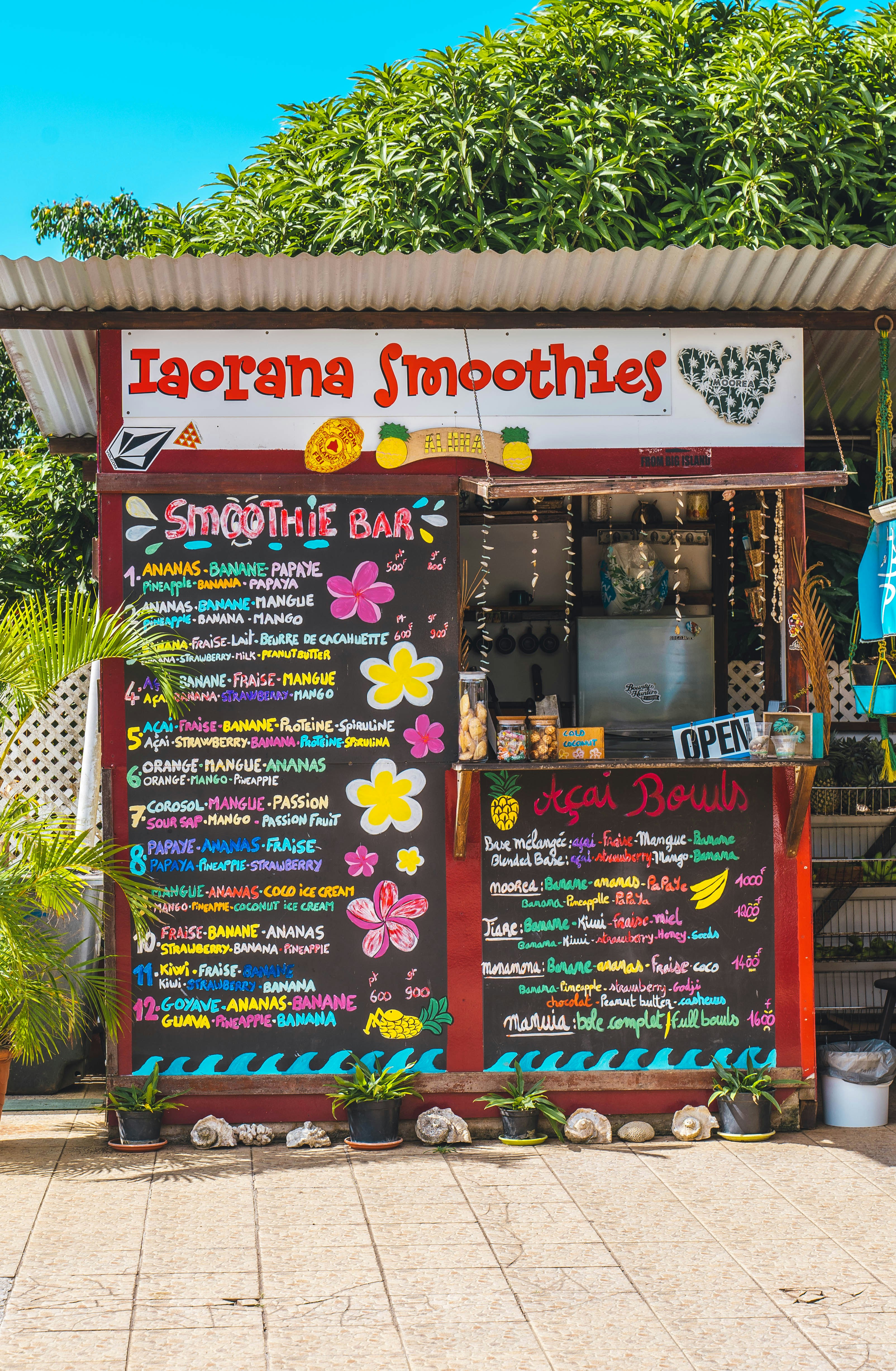Uno stand gastronomico con un menu scritto sopra