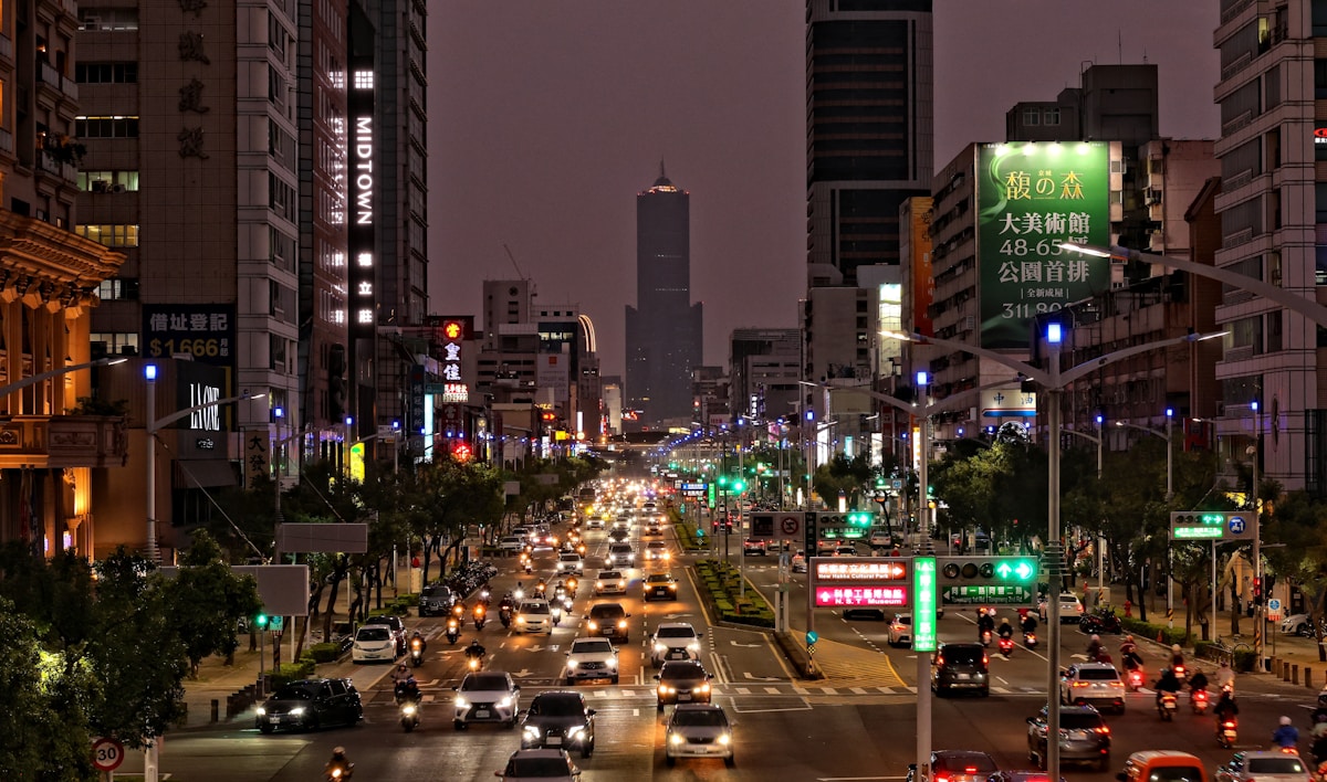 高雄市區夜晚天際線城市燈火