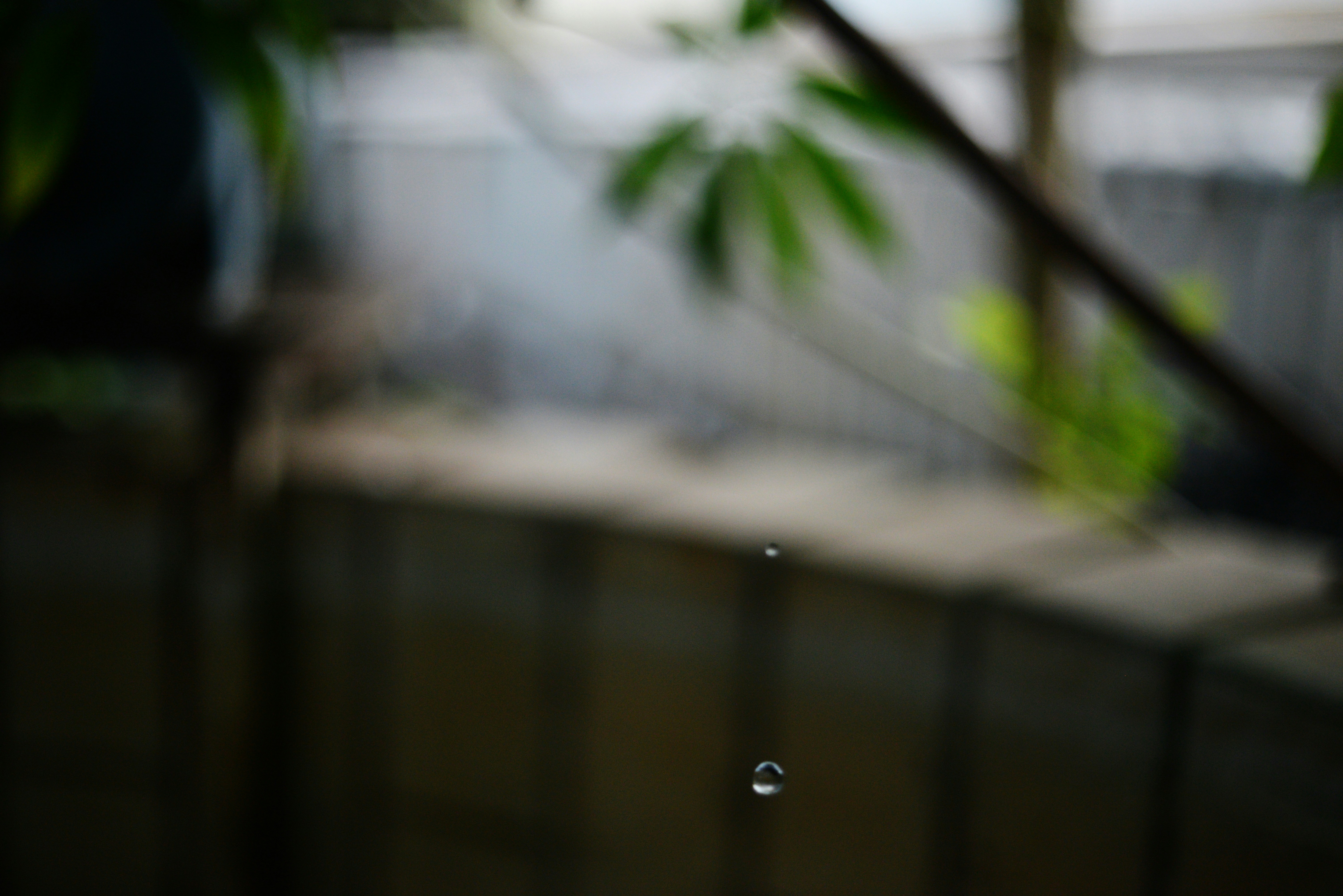 Una gota de agua sobre el alféizar de una ventana