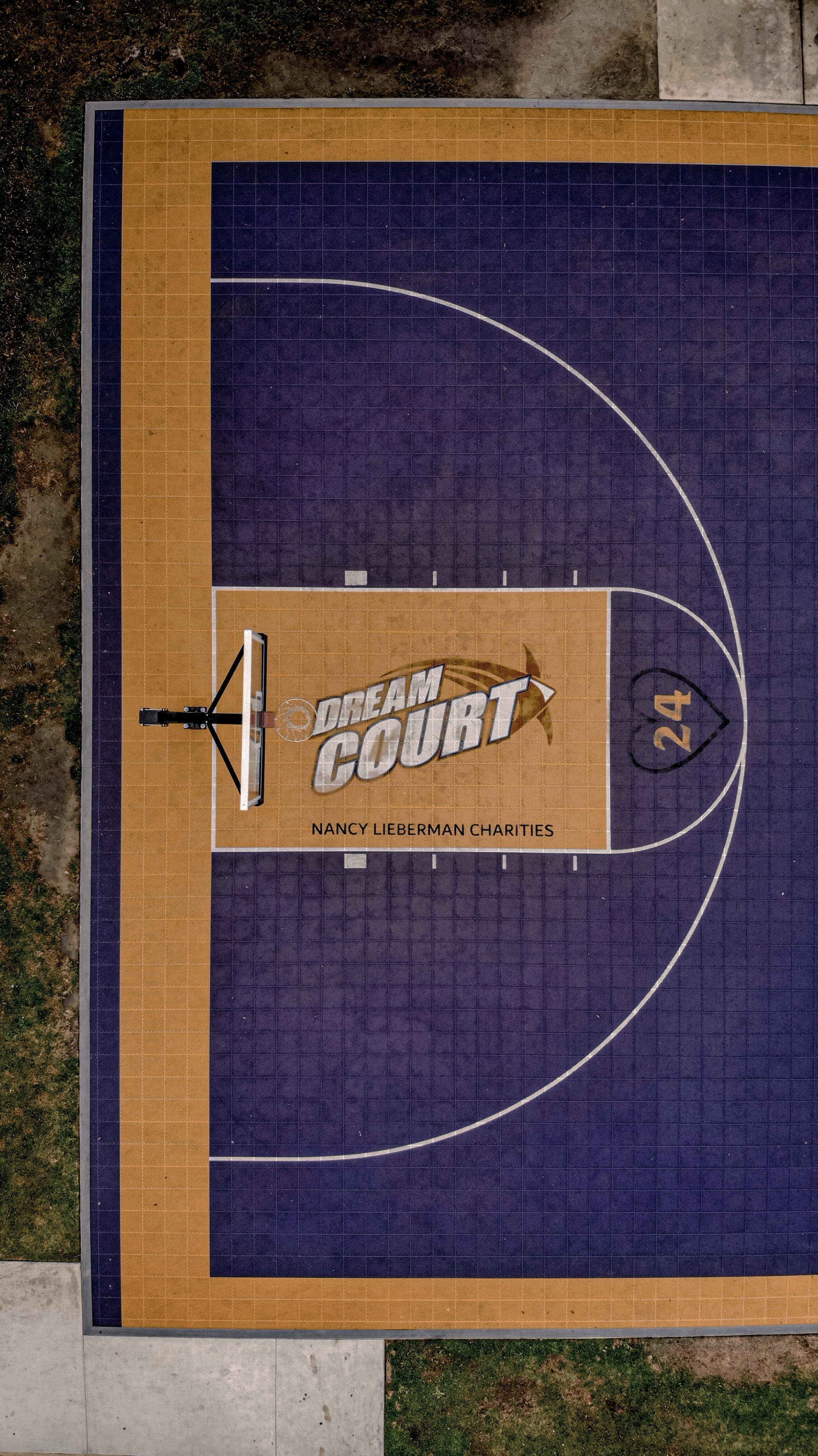 Veduta aerea di un campo da basket con un canestro da basket