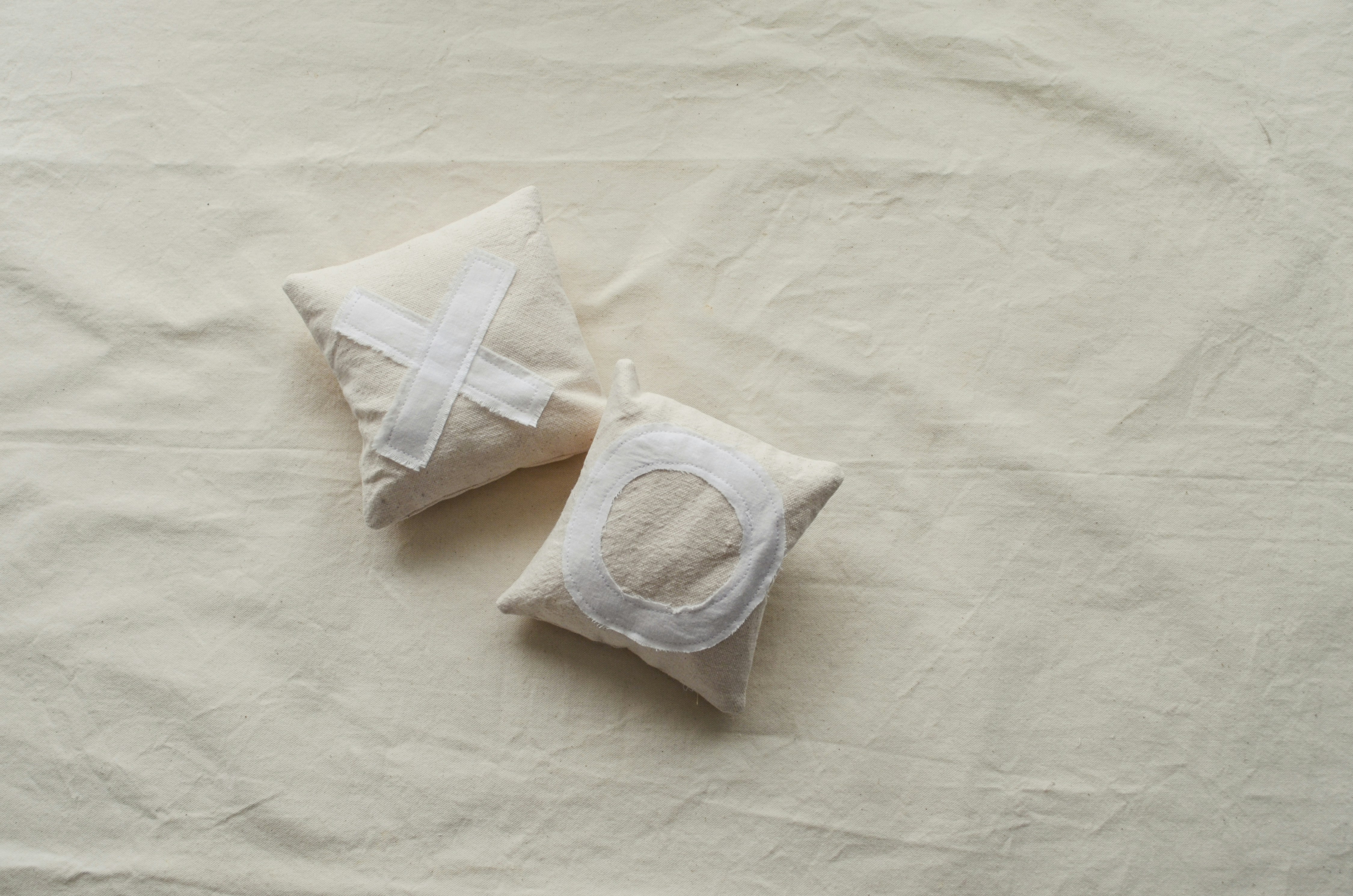 photo-1738771977689-da69c7eb8317?ixid=M3wxMjA3fDB8MXxzZWFyY2h8MTEwfHxEZXJpbGElMjBQaWxsb3d8ZW58MHx8fHwxNzUzMTA3OTA2fDA%5Cu0026ixlib=rb-4.1.0