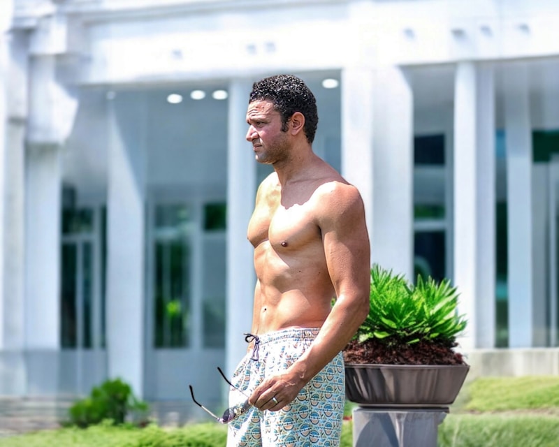 Hombre sexy sin camisa frente a edificio