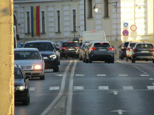 A street filled with lots of traffic next to tall buildings — Timișoara, Romania