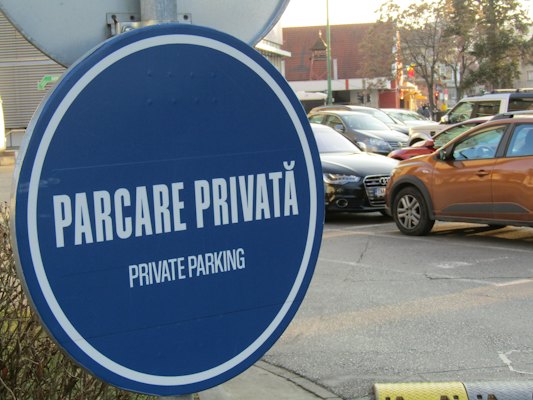 A blue sign that says paracare privat private parking — Timișoara, Romania