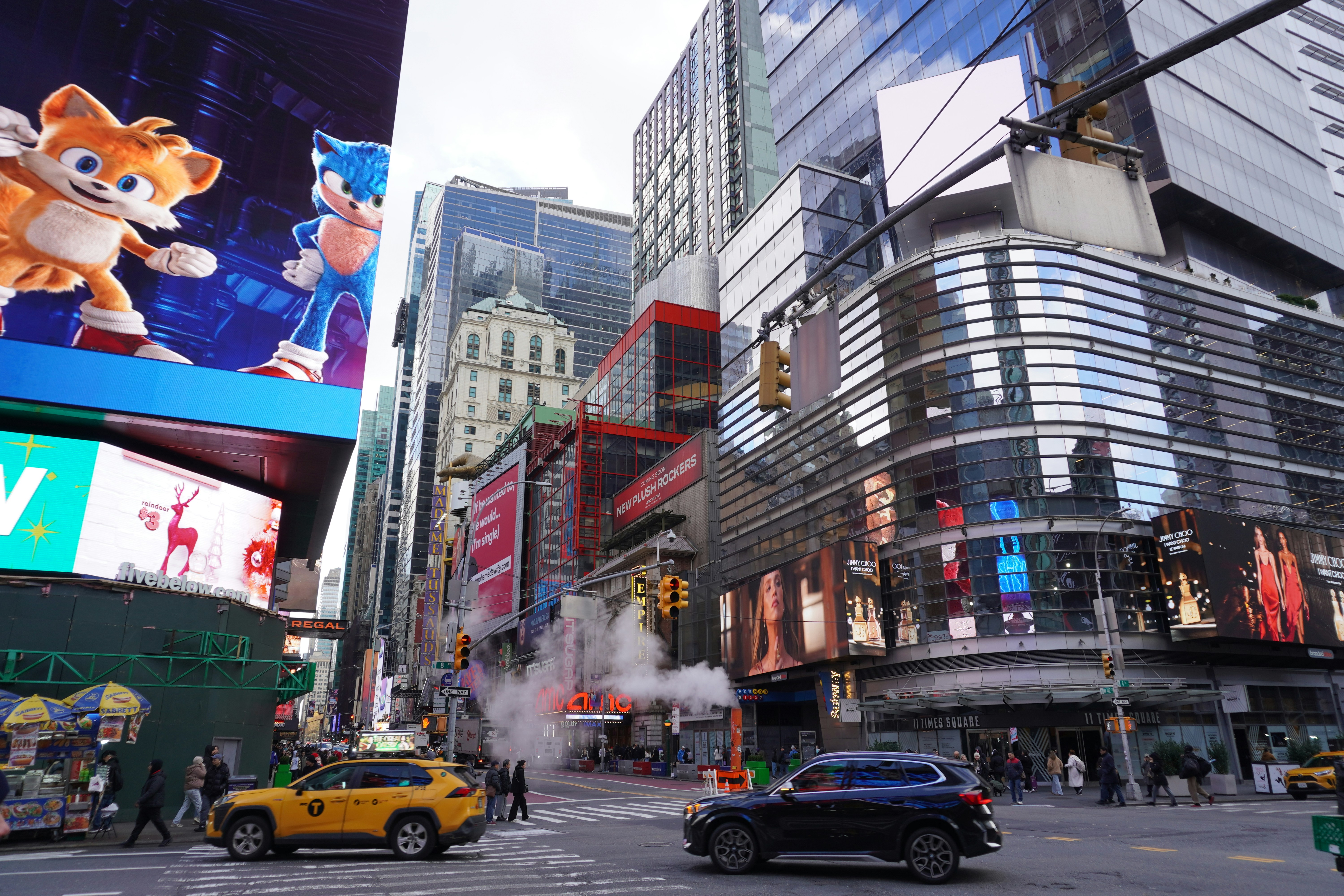 A city street filled with traffic and tall buildings photo – Free Car ...