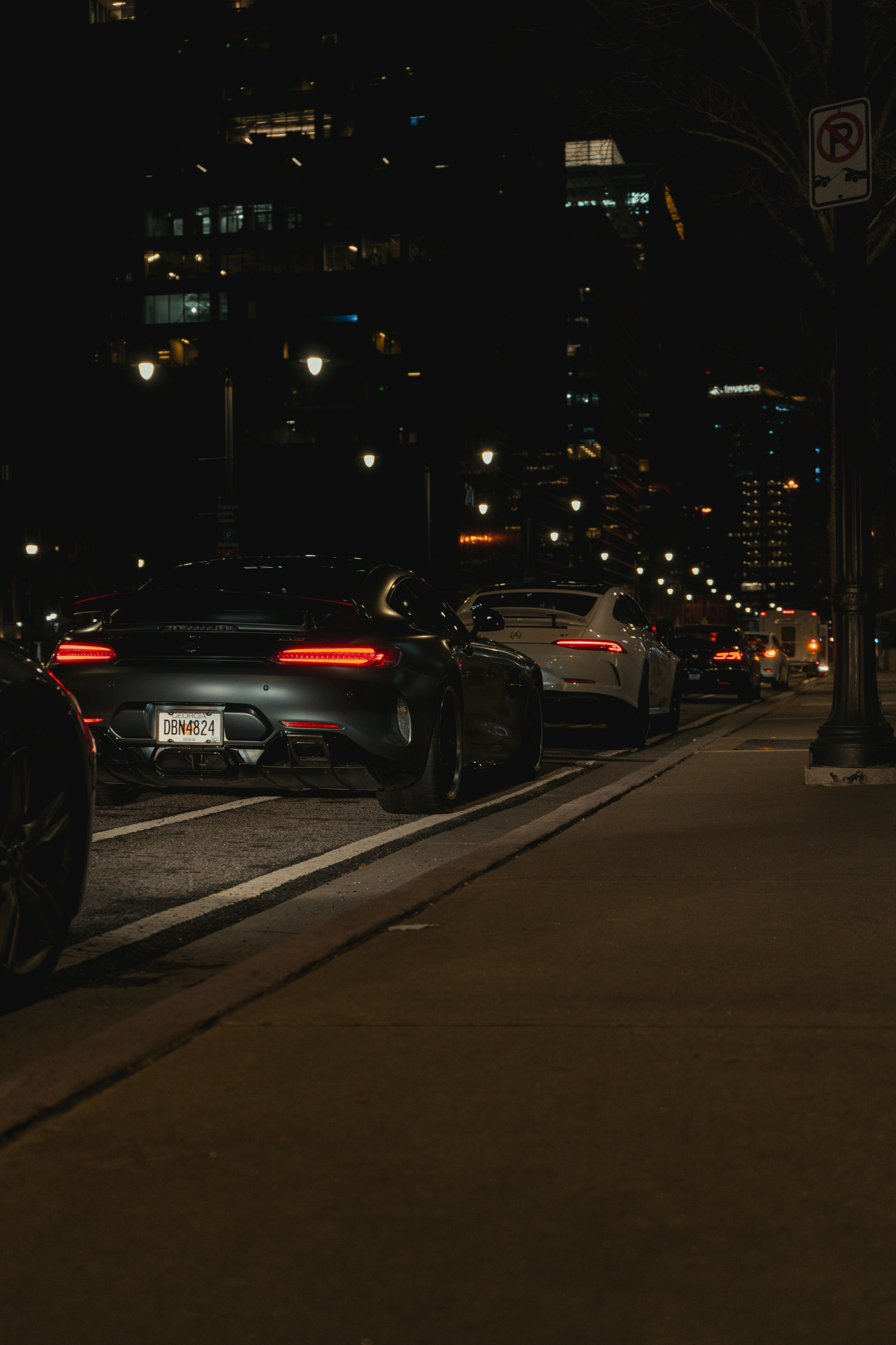 A city street filled with lots of traffic at night