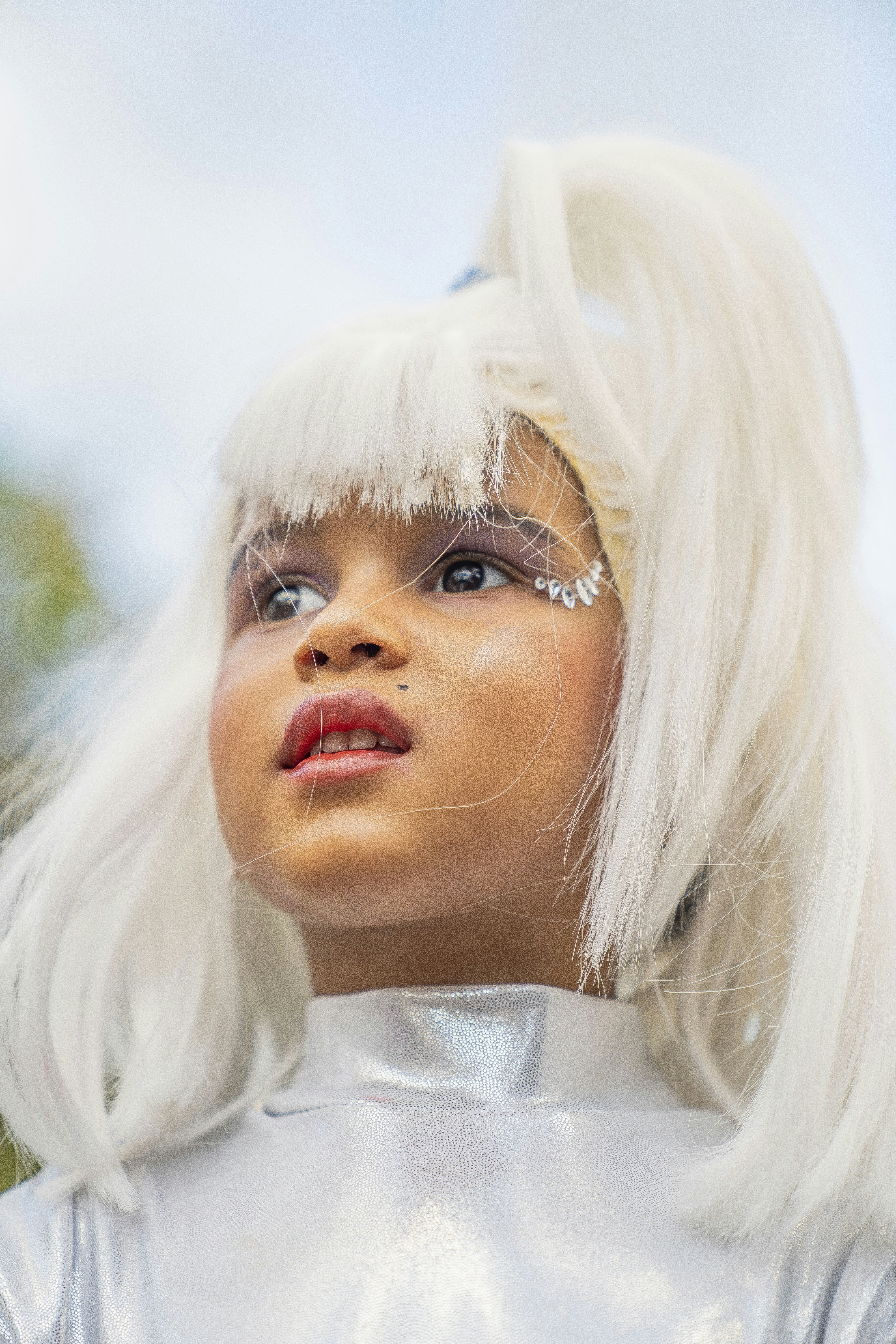 Close-up seseorang yang mengenakan wig putih