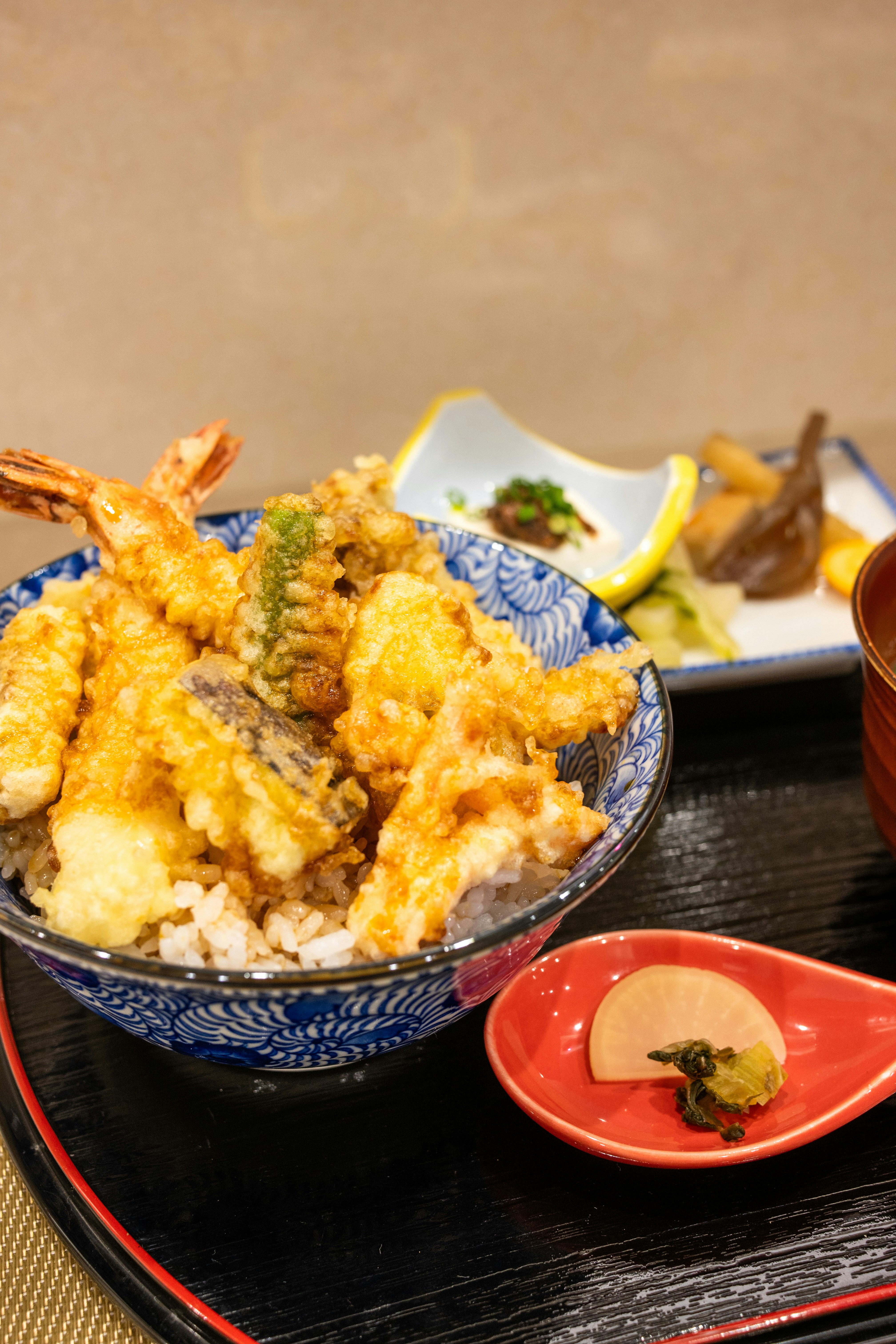 Un plato de comida en una bandeja sobre una mesa