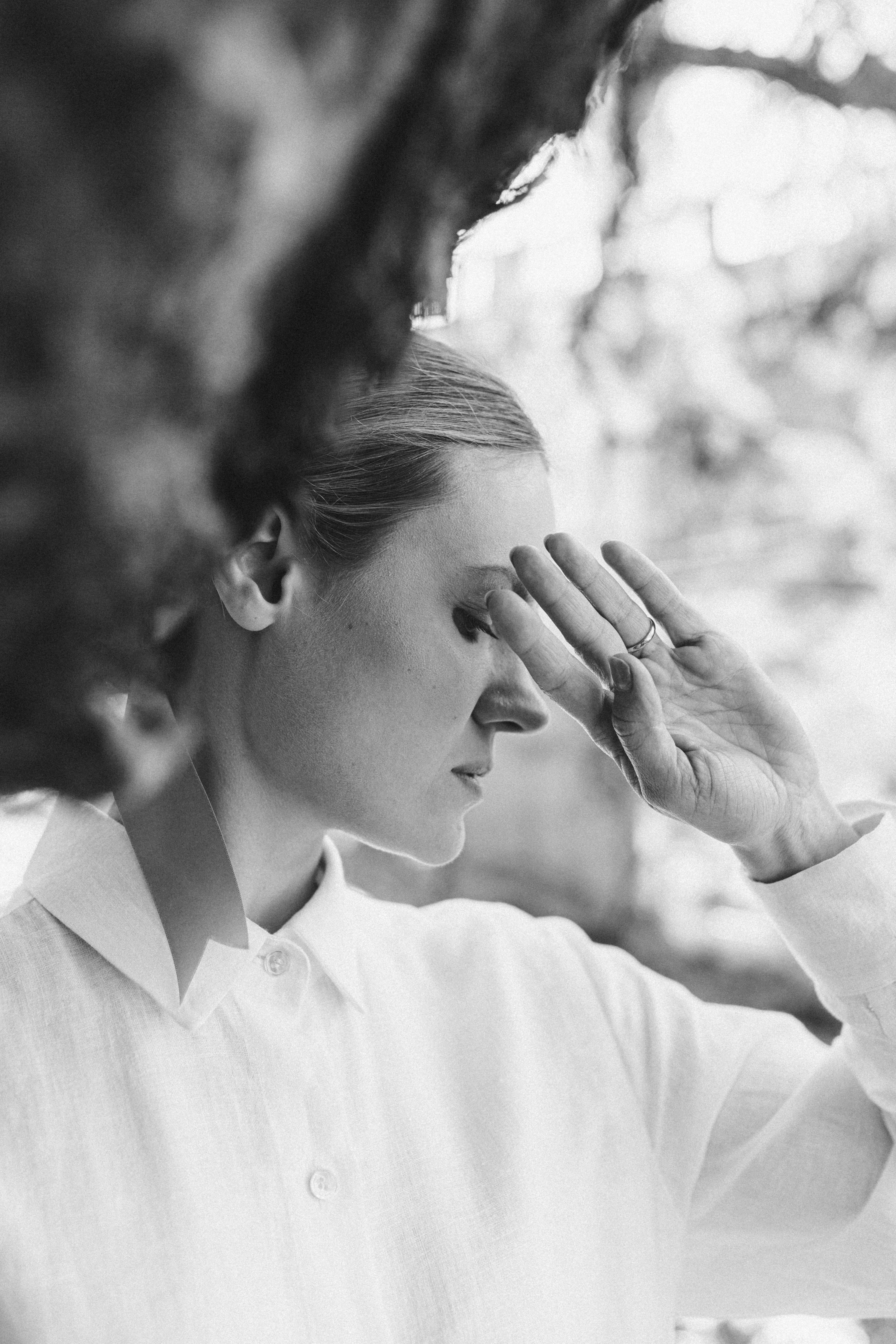 Abstract illustration of a woman's profile with gentle, colorful waves inside, representing emotional patterns connected to the menstrual cycle.
