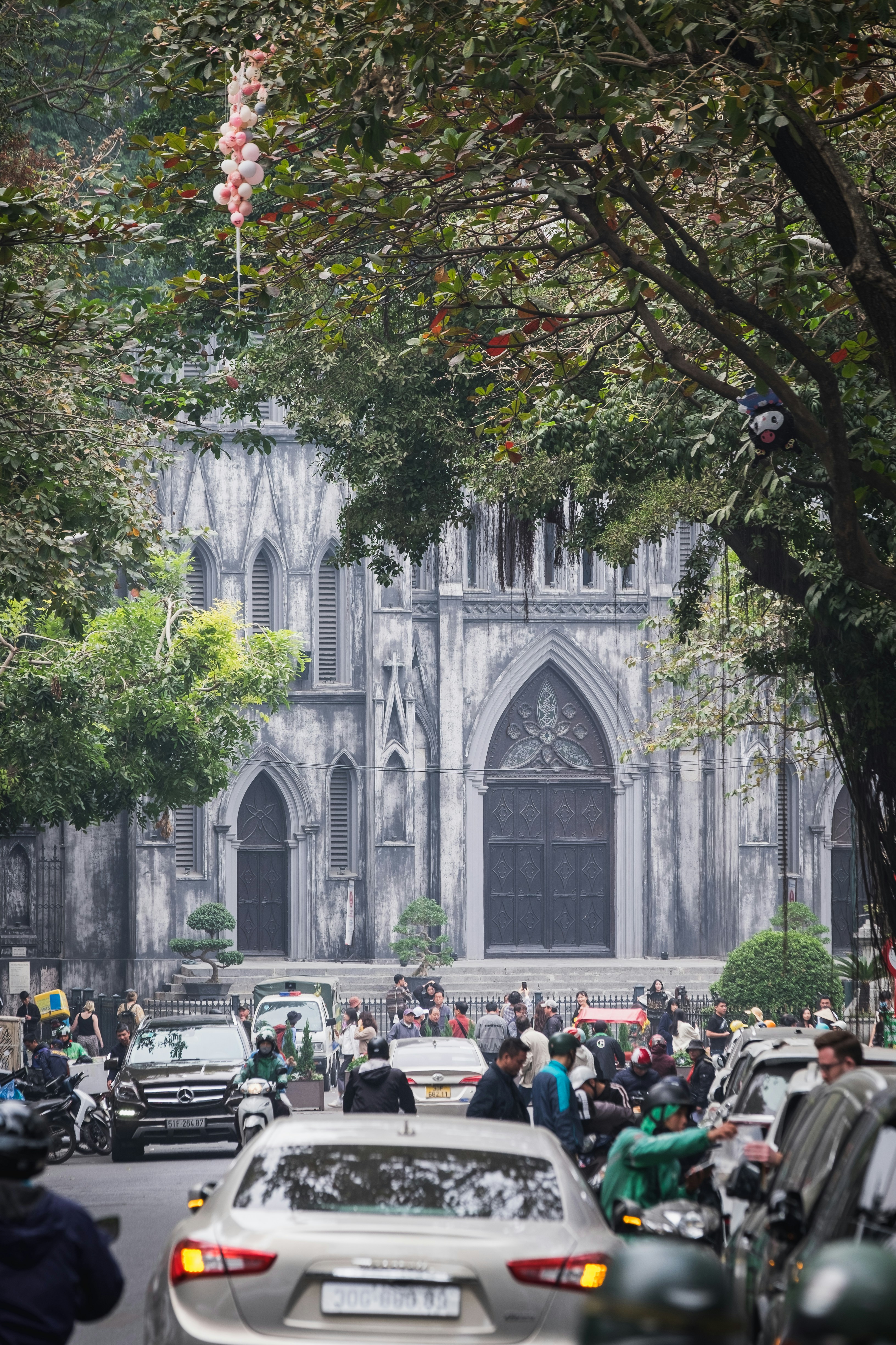 A street filled with lots of traffic next to a tall building