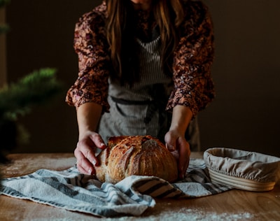 una mujer preparando pan como postre saludable
