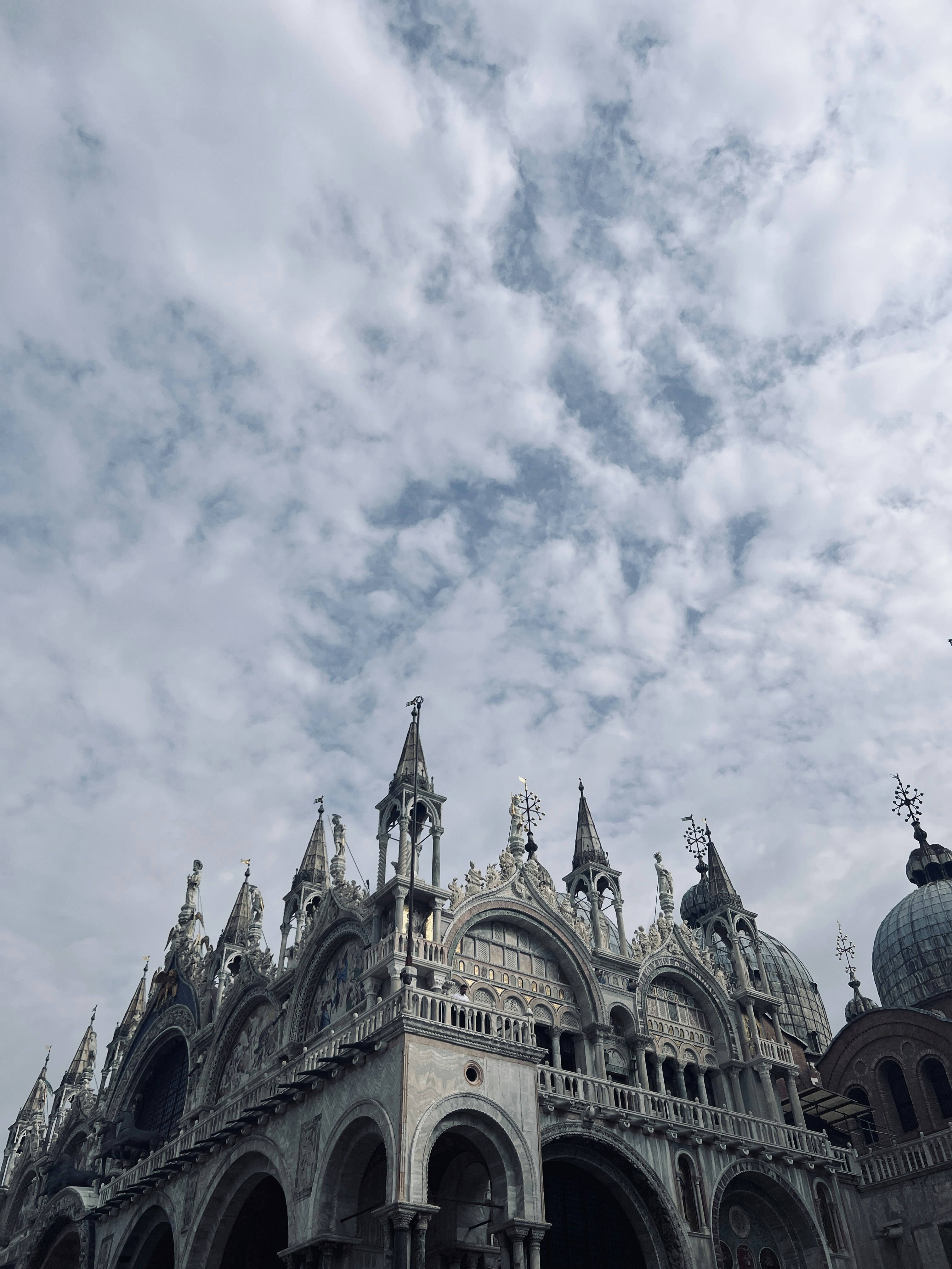 Un très grand bâtiment avec un ciel en arrière-plan