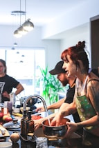 um grupo de pessoas na cozinha preparando comida