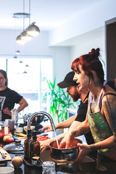um grupo de pessoas na cozinha preparando comida