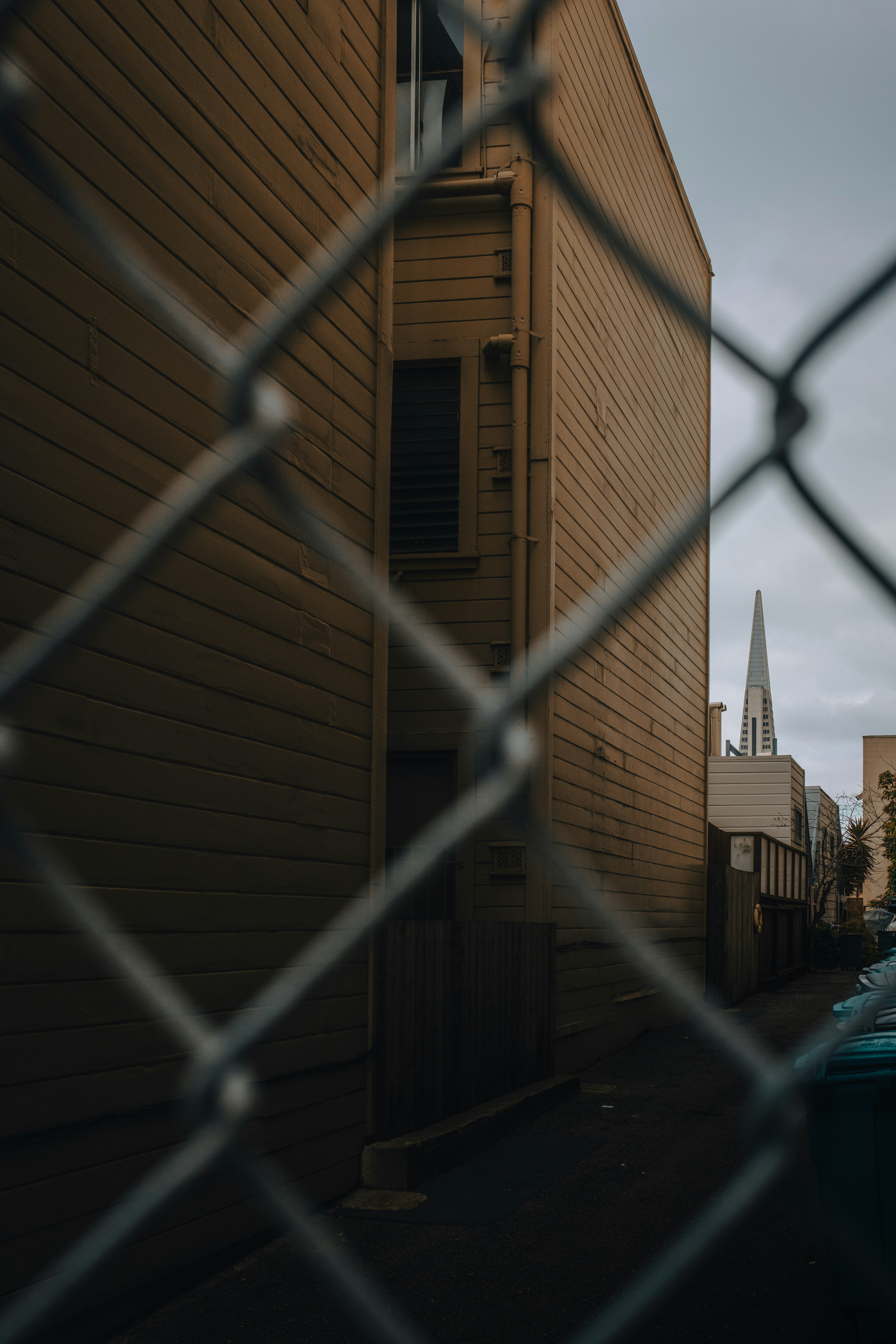 Ein blaues Auto, das vor einem Gebäude geparkt ist